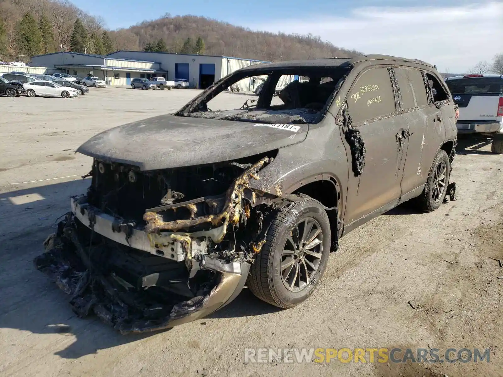 2 Photograph of a damaged car 5TDJZRFH1KS577096 TOYOTA HIGHLANDER 2019