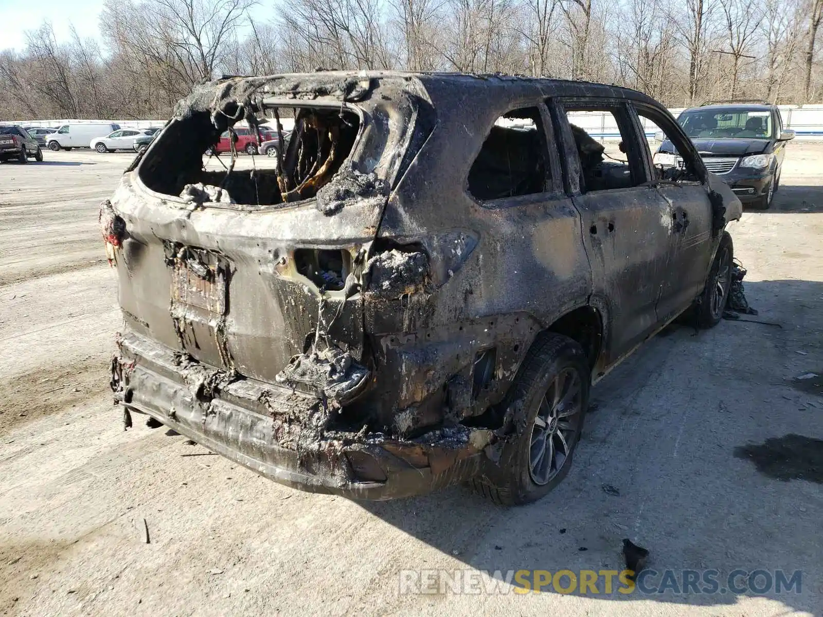 4 Photograph of a damaged car 5TDJZRFH1KS577096 TOYOTA HIGHLANDER 2019