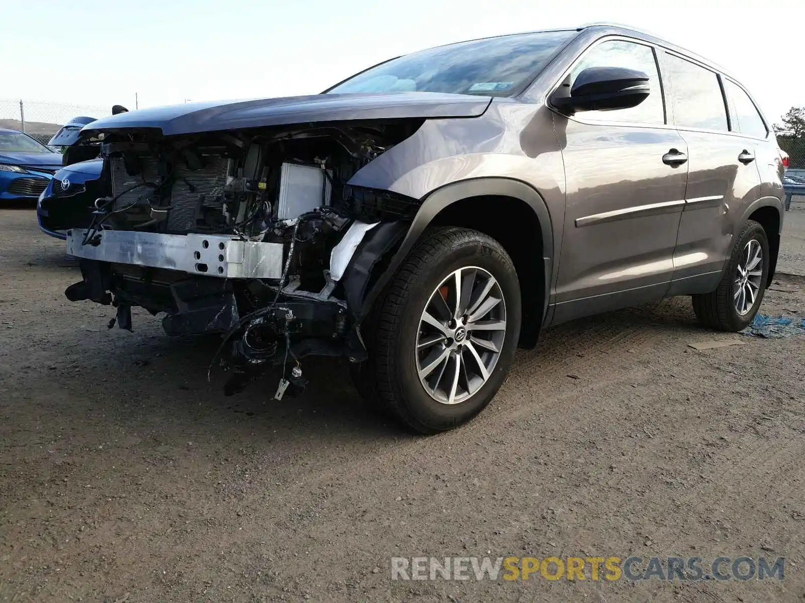 2 Photograph of a damaged car 5TDJZRFH1KS578748 TOYOTA HIGHLANDER 2019