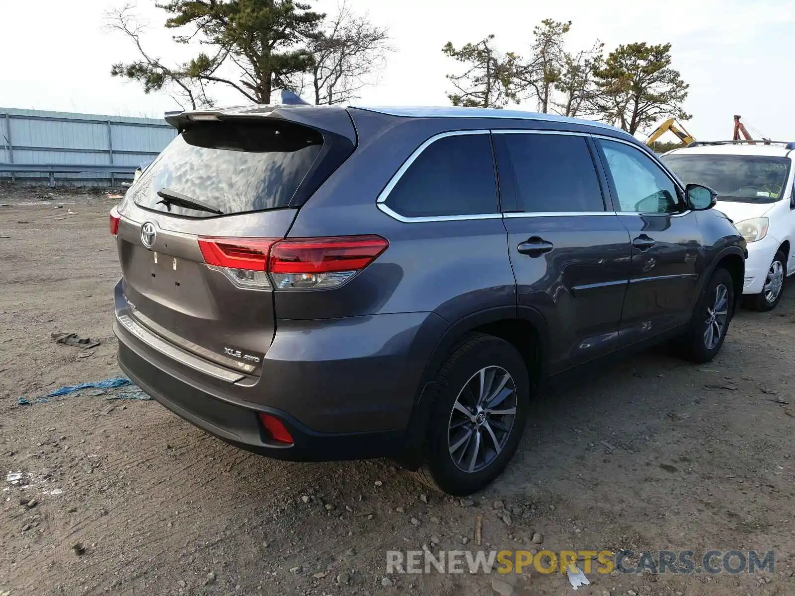 4 Photograph of a damaged car 5TDJZRFH1KS578748 TOYOTA HIGHLANDER 2019