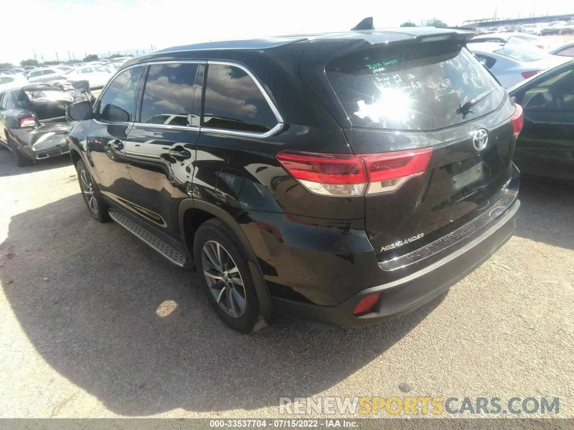 3 Photograph of a damaged car 5TDJZRFH1KS584386 TOYOTA HIGHLANDER 2019