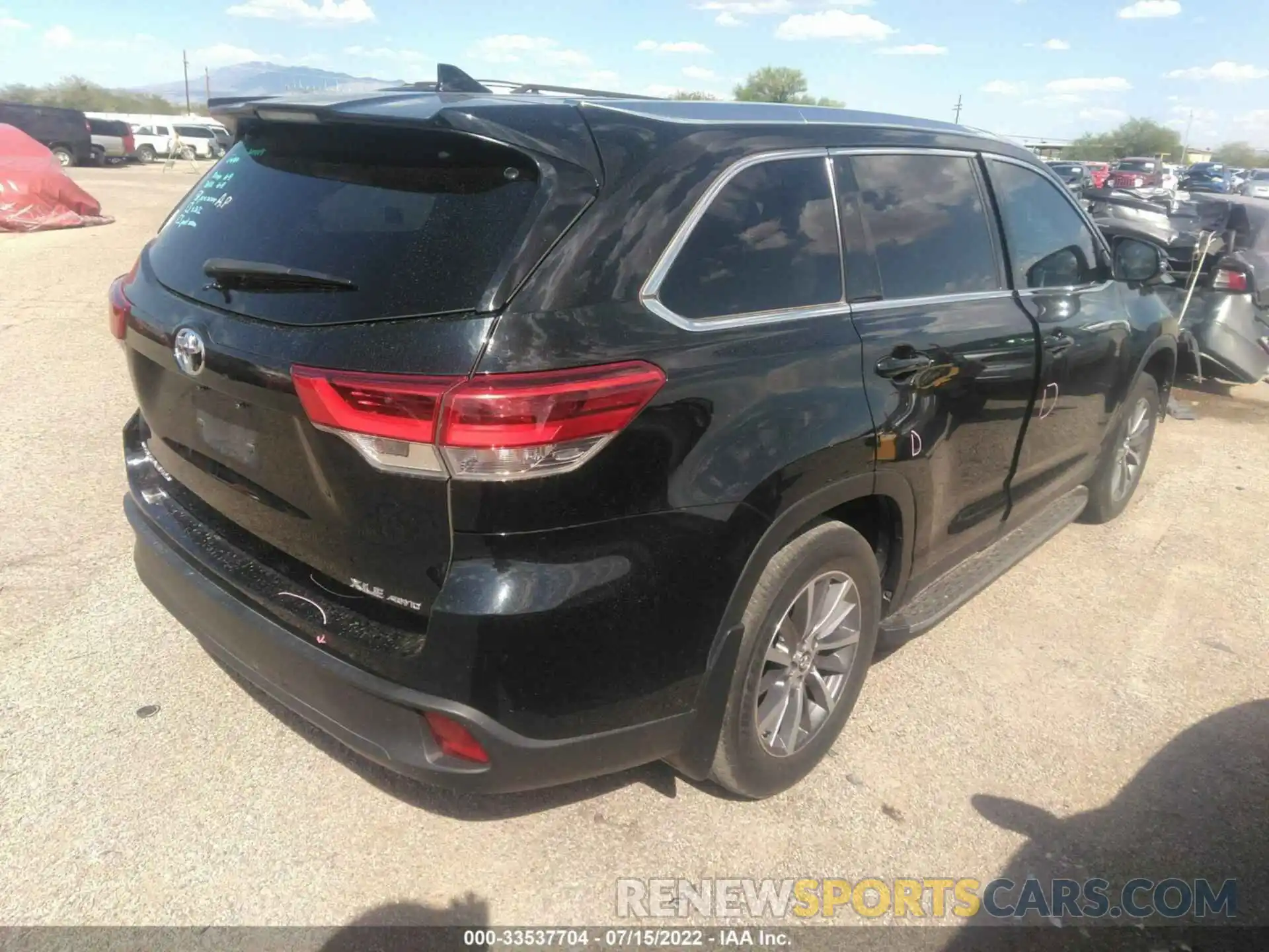 4 Photograph of a damaged car 5TDJZRFH1KS584386 TOYOTA HIGHLANDER 2019