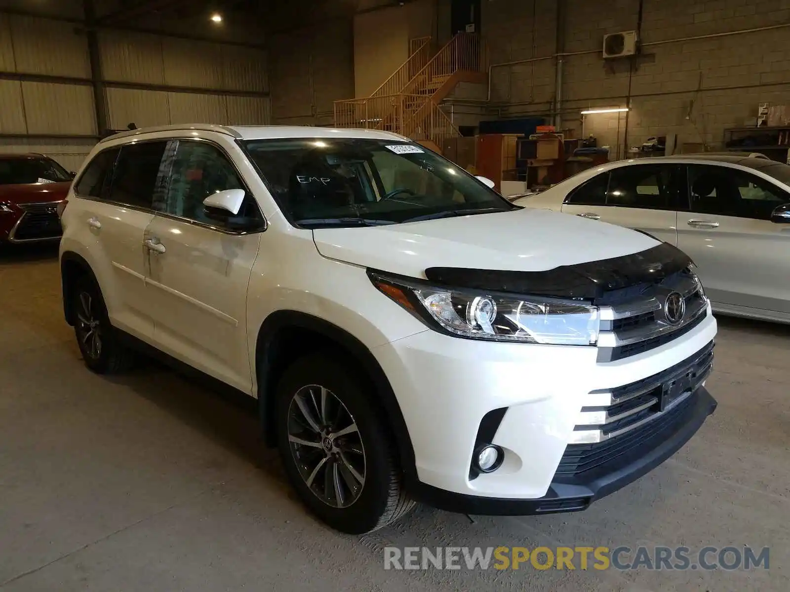 1 Photograph of a damaged car 5TDJZRFH1KS584811 TOYOTA HIGHLANDER 2019