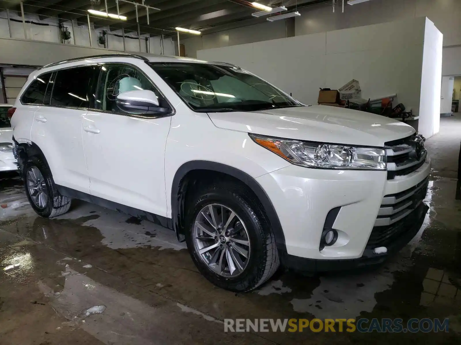 1 Photograph of a damaged car 5TDJZRFH1KS589099 TOYOTA HIGHLANDER 2019