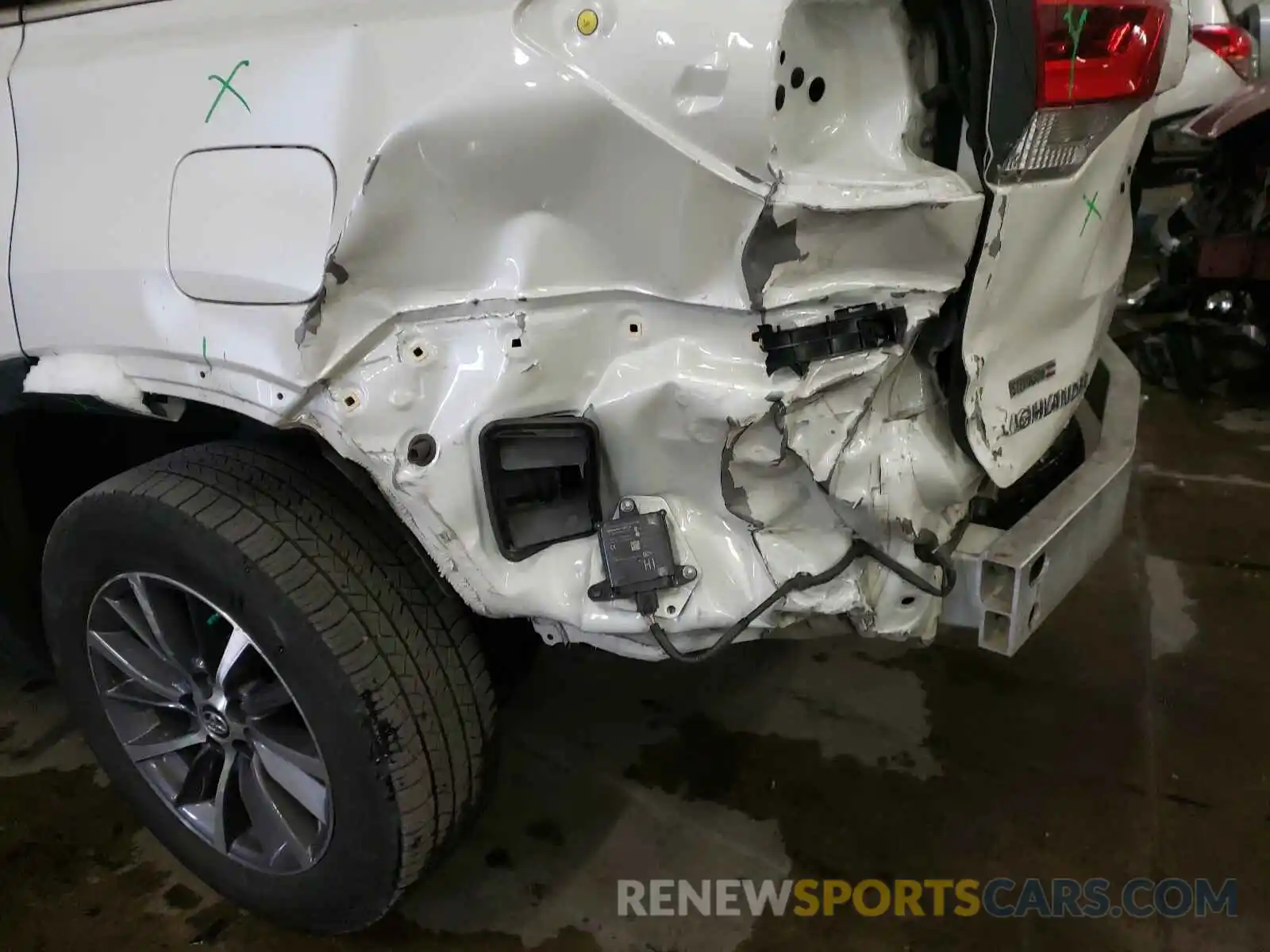 9 Photograph of a damaged car 5TDJZRFH1KS589099 TOYOTA HIGHLANDER 2019