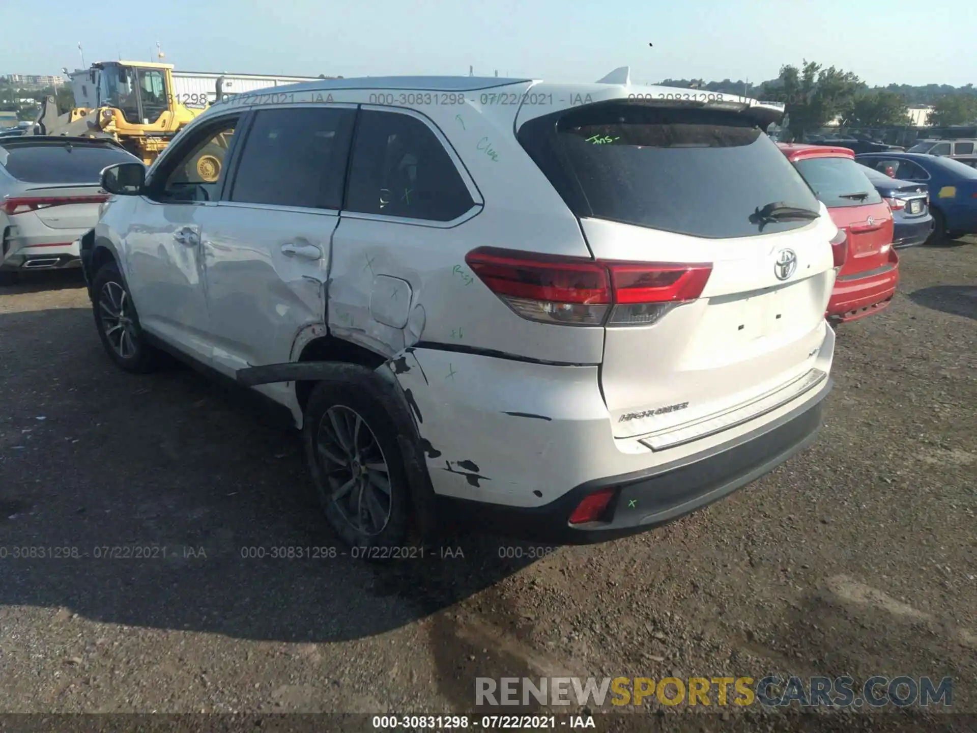 3 Photograph of a damaged car 5TDJZRFH1KS590933 TOYOTA HIGHLANDER 2019