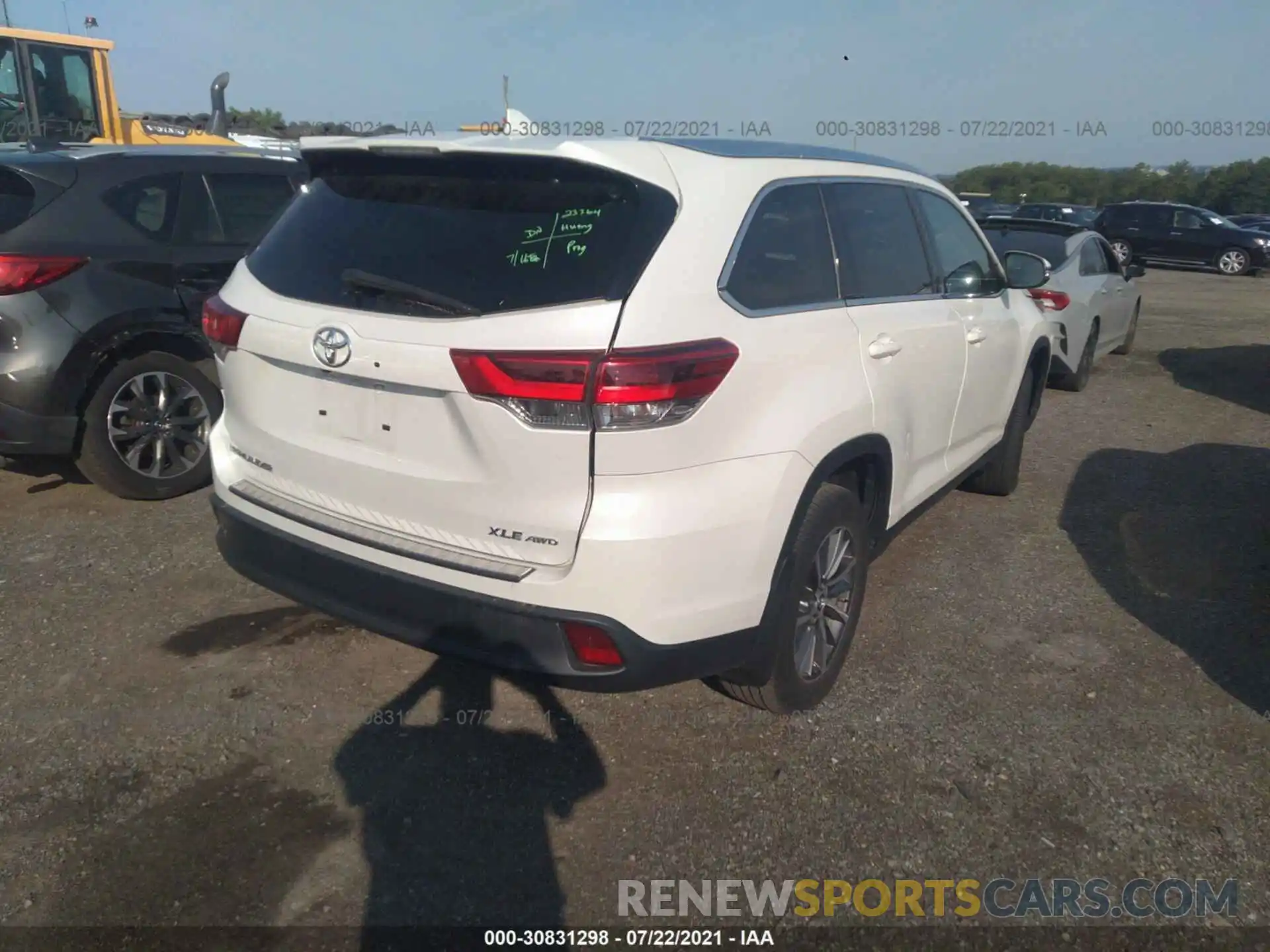 4 Photograph of a damaged car 5TDJZRFH1KS590933 TOYOTA HIGHLANDER 2019