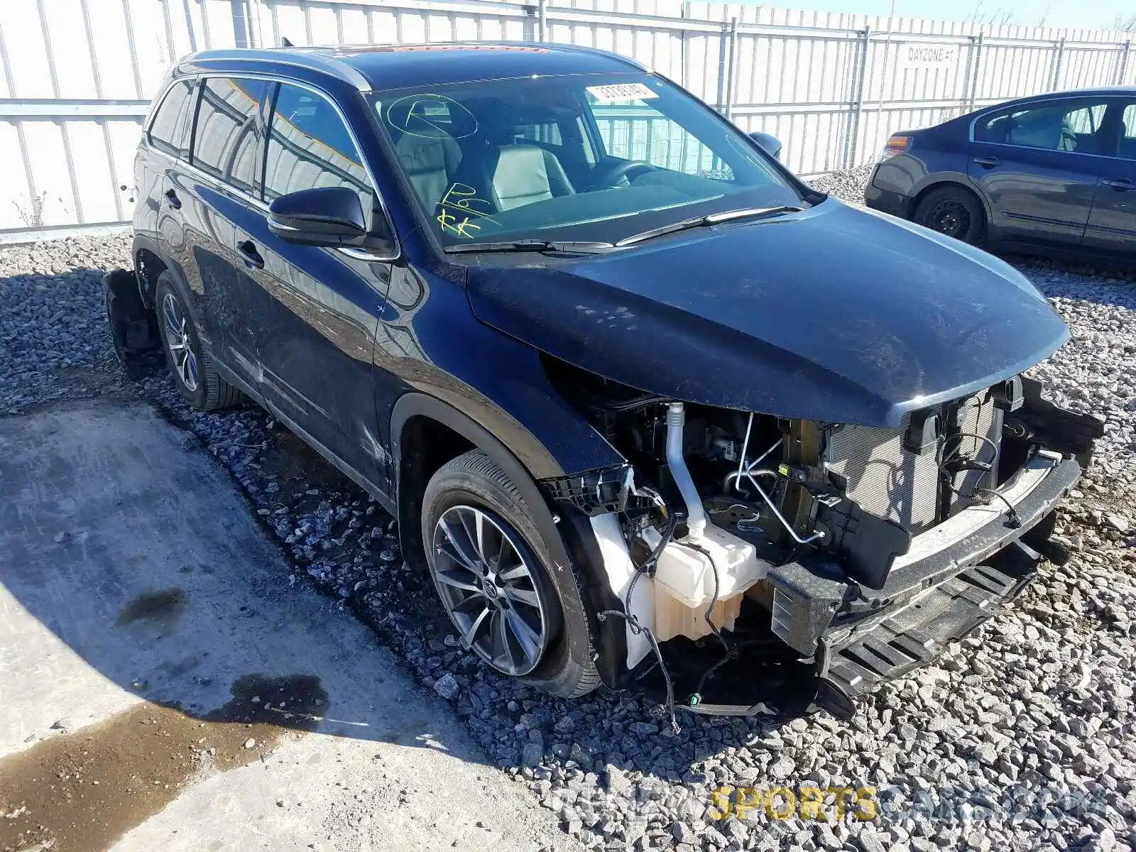 1 Photograph of a damaged car 5TDJZRFH1KS591015 TOYOTA HIGHLANDER 2019