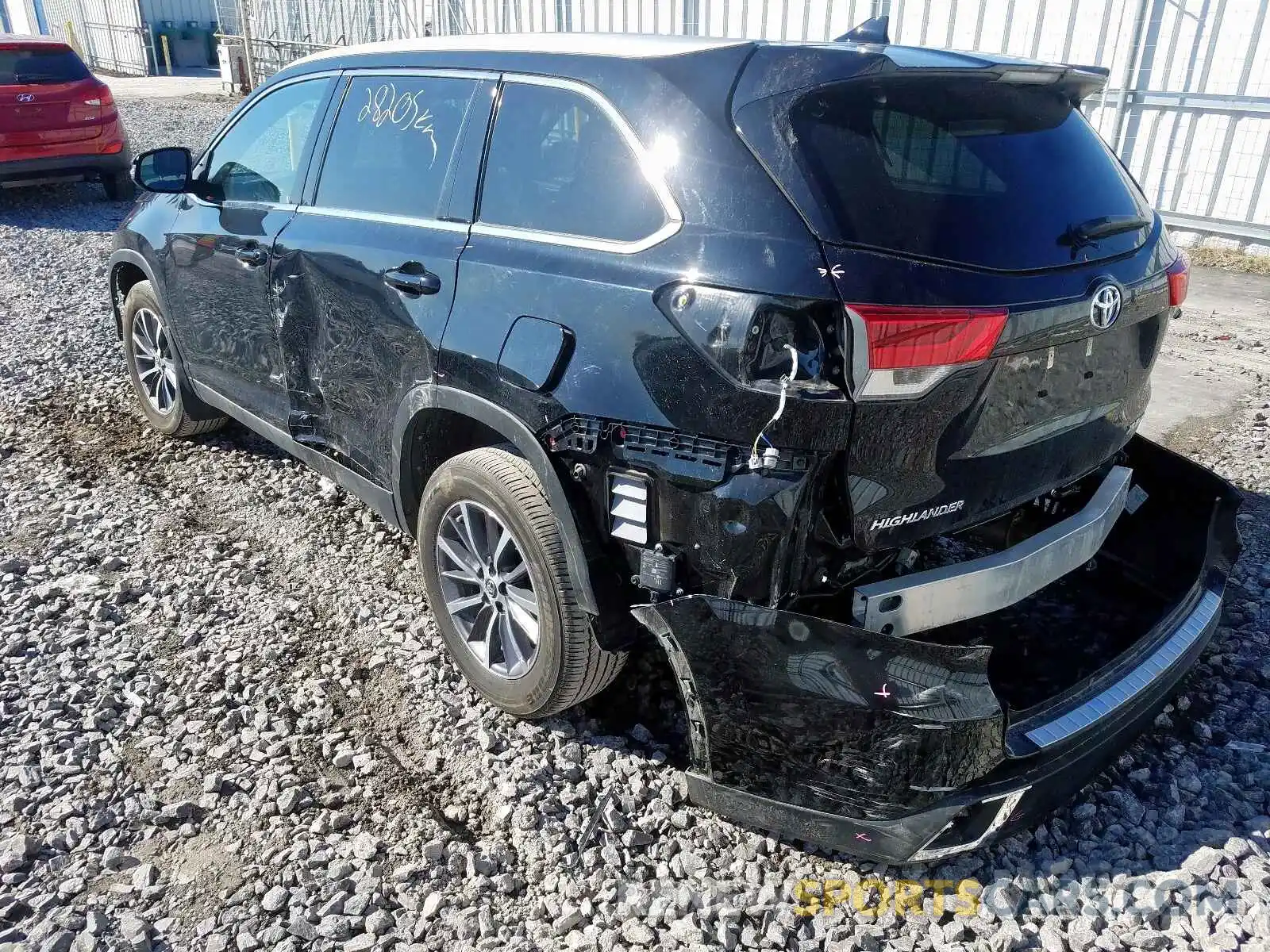 3 Photograph of a damaged car 5TDJZRFH1KS591015 TOYOTA HIGHLANDER 2019