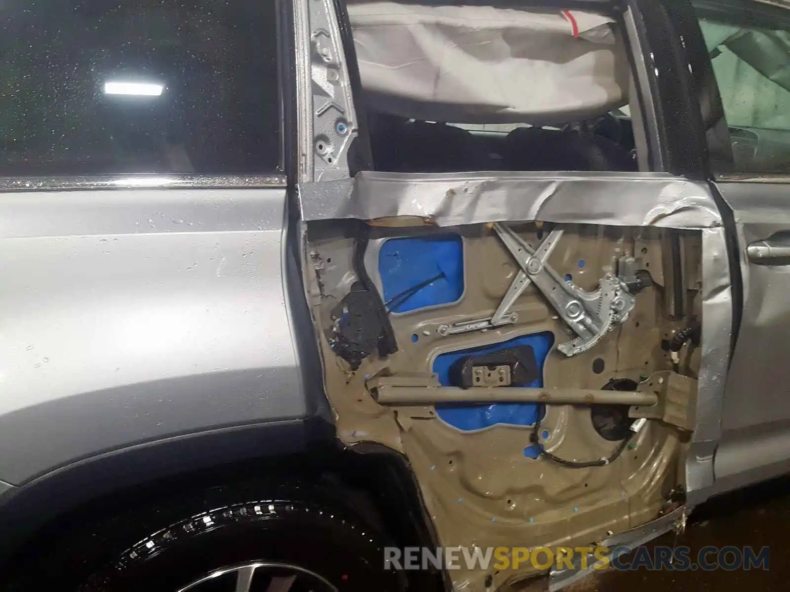 9 Photograph of a damaged car 5TDJZRFH1KS593363 TOYOTA HIGHLANDER 2019