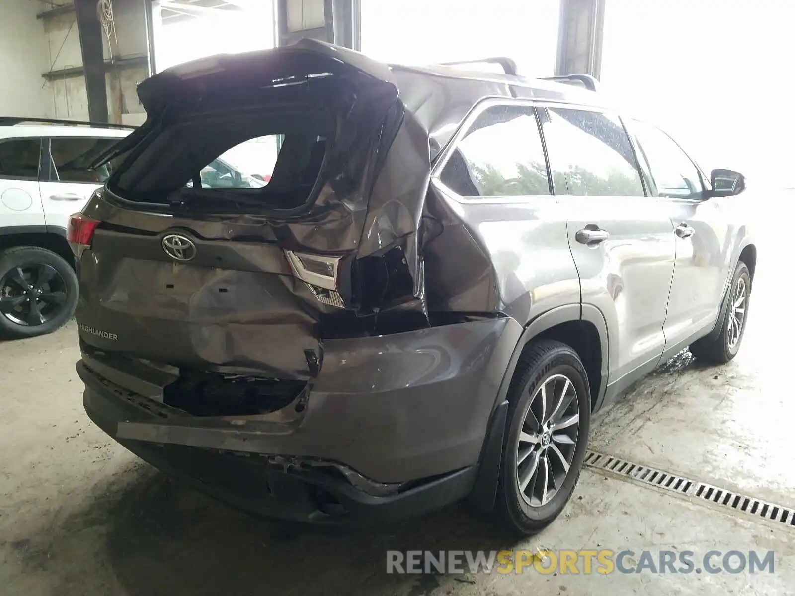 4 Photograph of a damaged car 5TDJZRFH1KS593699 TOYOTA HIGHLANDER 2019