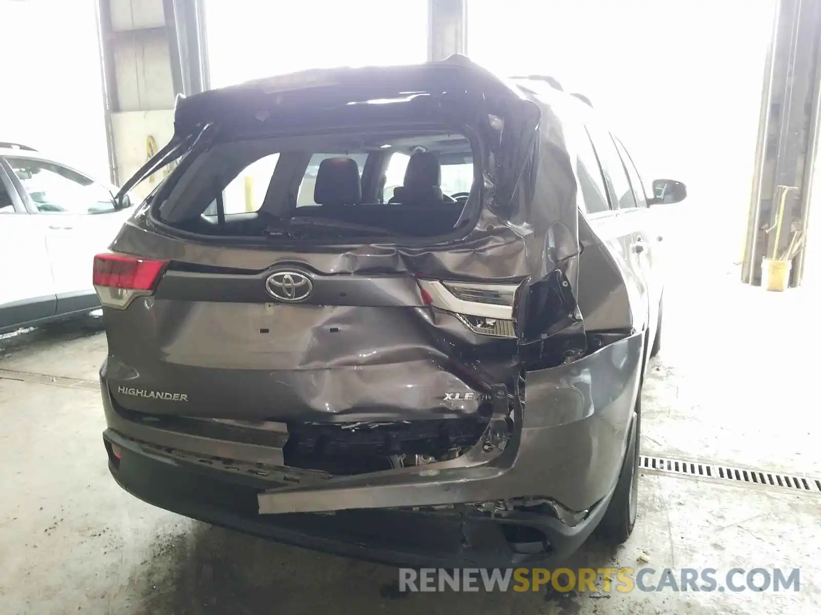 9 Photograph of a damaged car 5TDJZRFH1KS593699 TOYOTA HIGHLANDER 2019