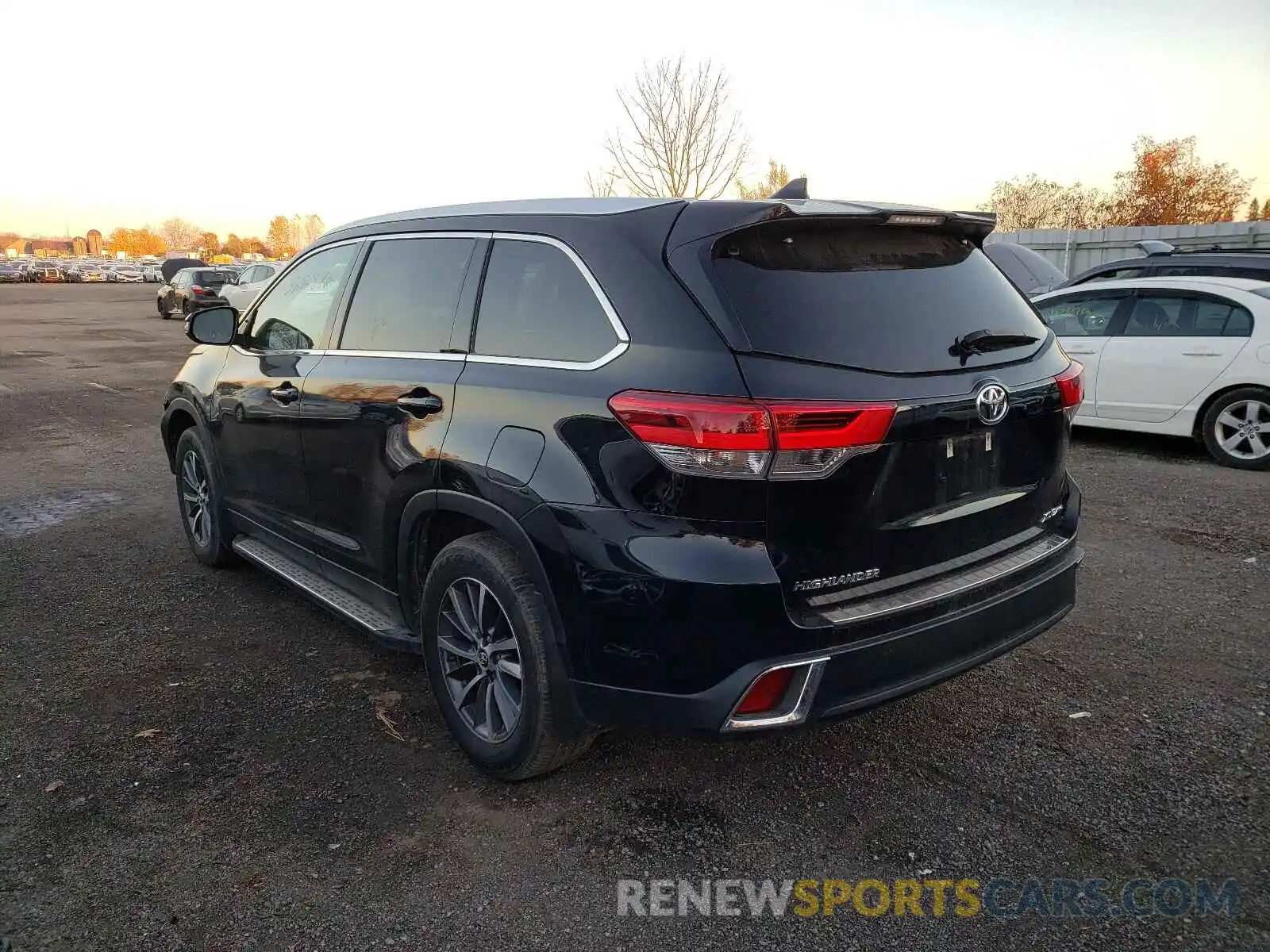 3 Photograph of a damaged car 5TDJZRFH1KS593816 TOYOTA HIGHLANDER 2019