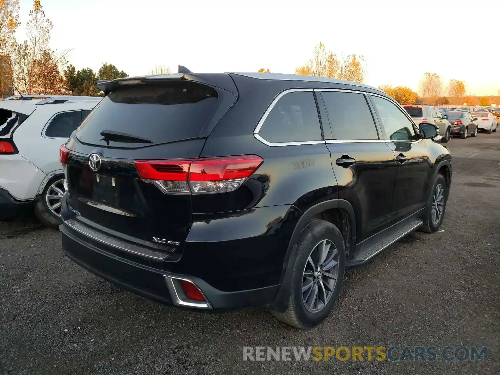 4 Photograph of a damaged car 5TDJZRFH1KS593816 TOYOTA HIGHLANDER 2019