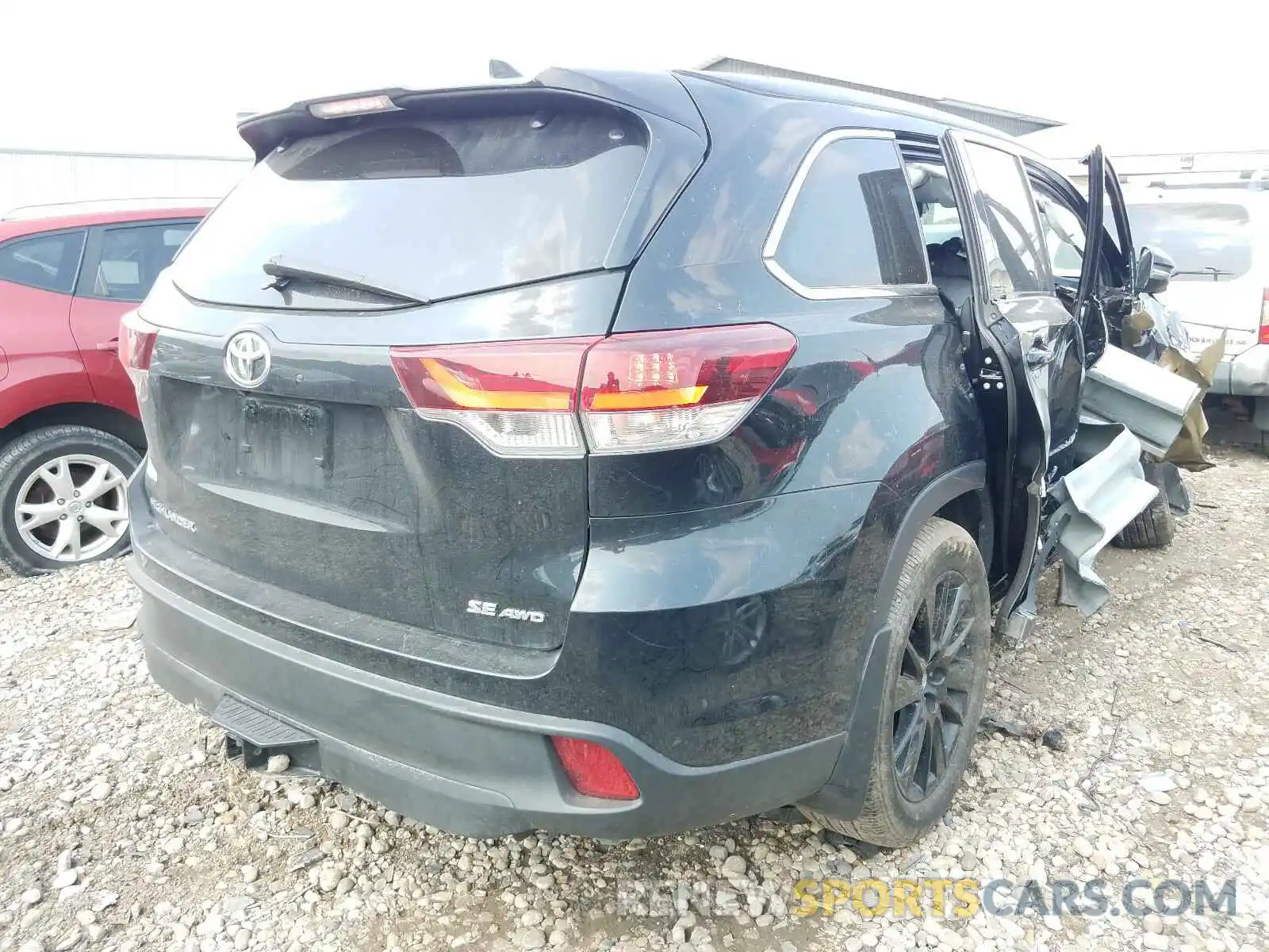 4 Photograph of a damaged car 5TDJZRFH1KS595775 TOYOTA HIGHLANDER 2019