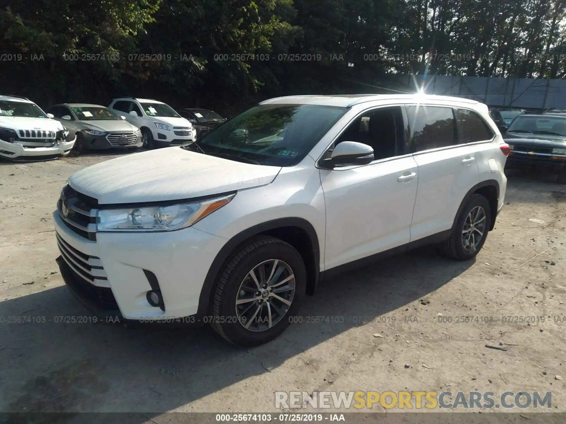 2 Photograph of a damaged car 5TDJZRFH1KS598482 TOYOTA HIGHLANDER 2019