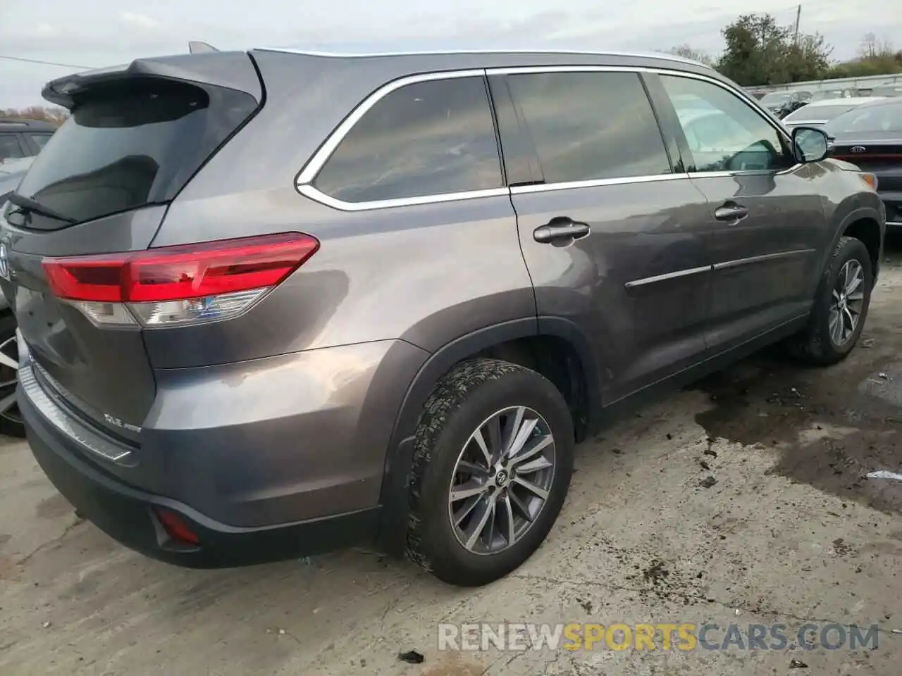 4 Photograph of a damaged car 5TDJZRFH1KS602143 TOYOTA HIGHLANDER 2019