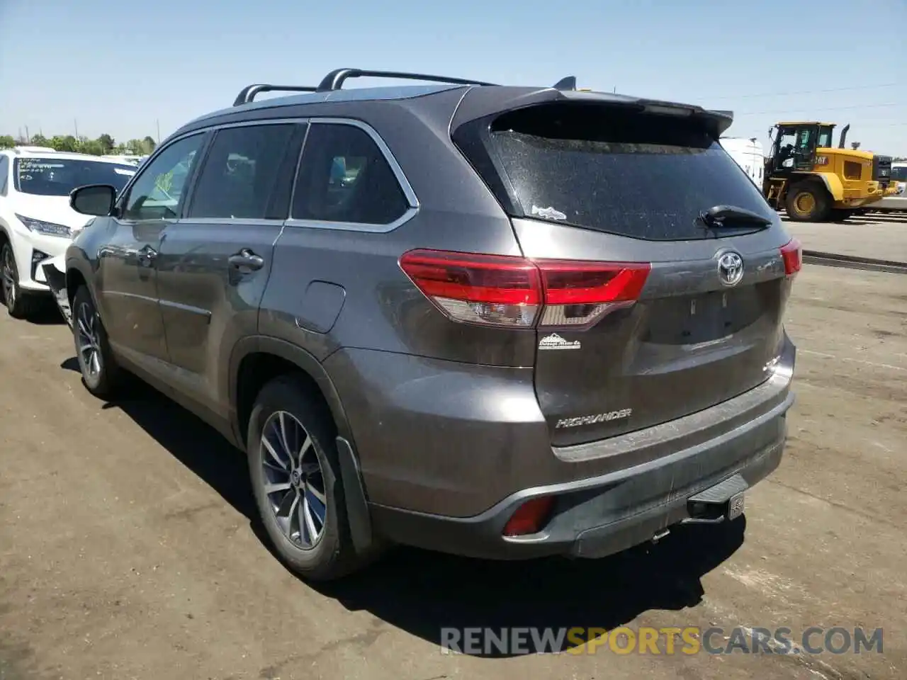 3 Photograph of a damaged car 5TDJZRFH1KS605978 TOYOTA HIGHLANDER 2019