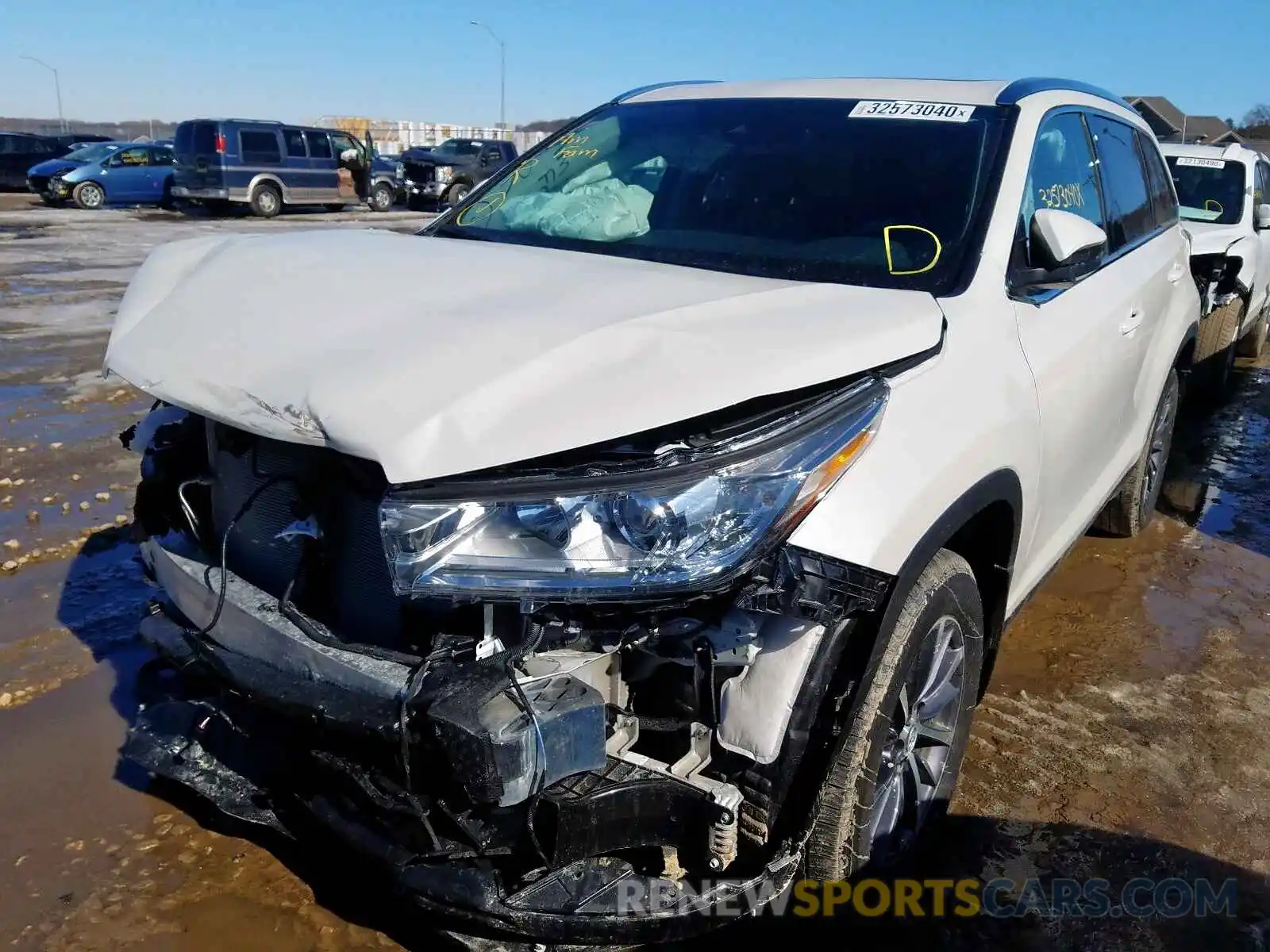 2 Photograph of a damaged car 5TDJZRFH1KS606208 TOYOTA HIGHLANDER 2019