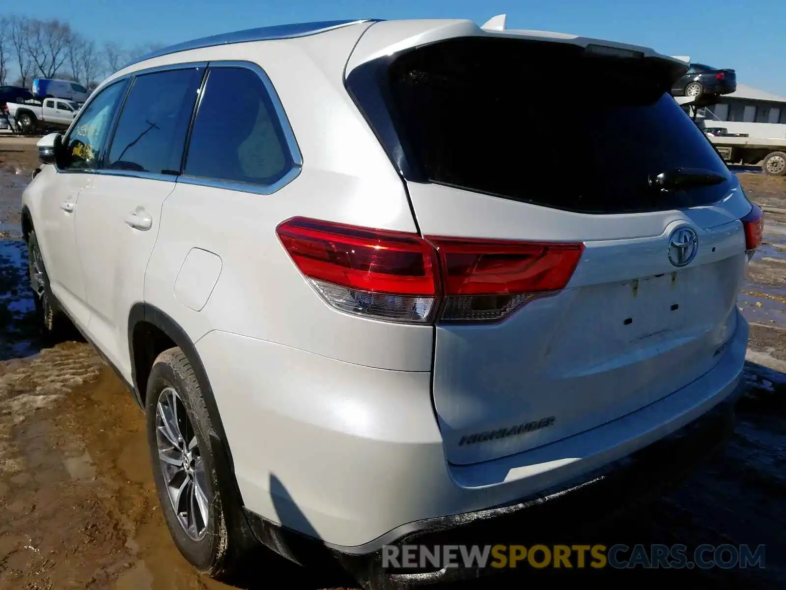 3 Photograph of a damaged car 5TDJZRFH1KS606208 TOYOTA HIGHLANDER 2019