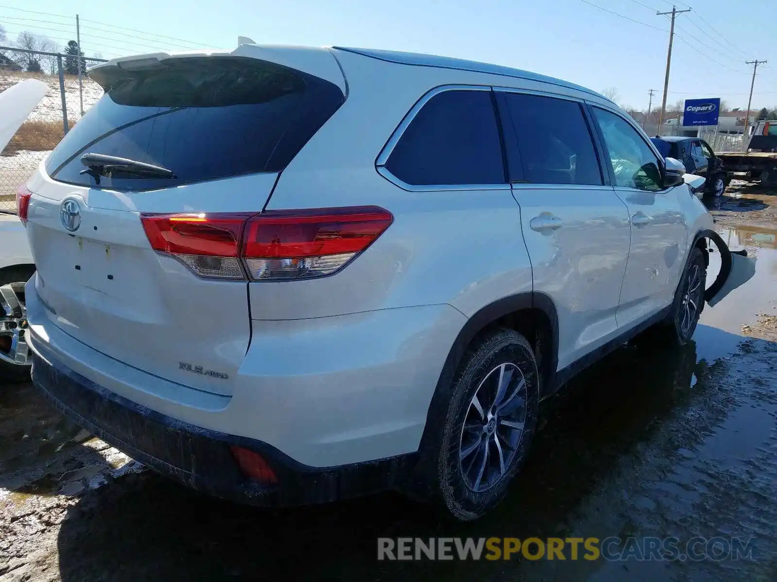 4 Photograph of a damaged car 5TDJZRFH1KS606208 TOYOTA HIGHLANDER 2019