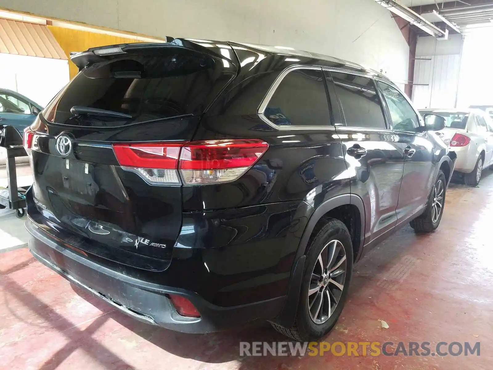 4 Photograph of a damaged car 5TDJZRFH1KS607505 TOYOTA HIGHLANDER 2019