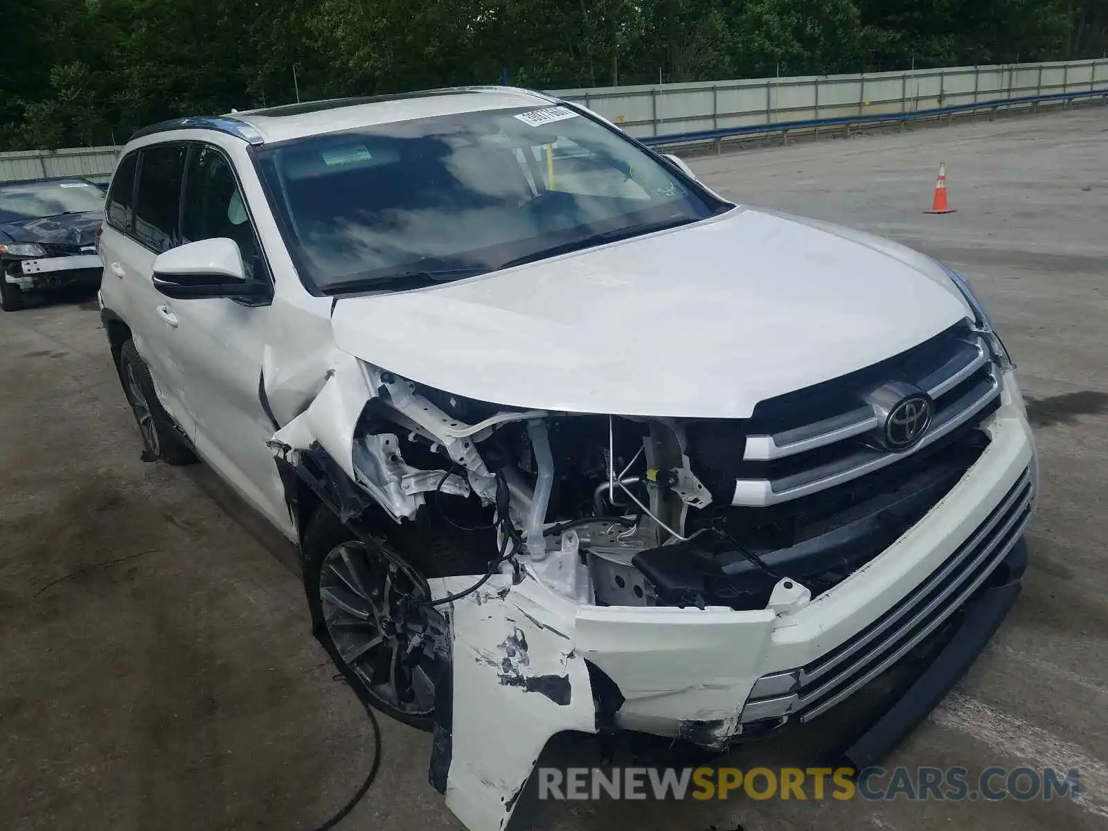 1 Photograph of a damaged car 5TDJZRFH1KS608136 TOYOTA HIGHLANDER 2019