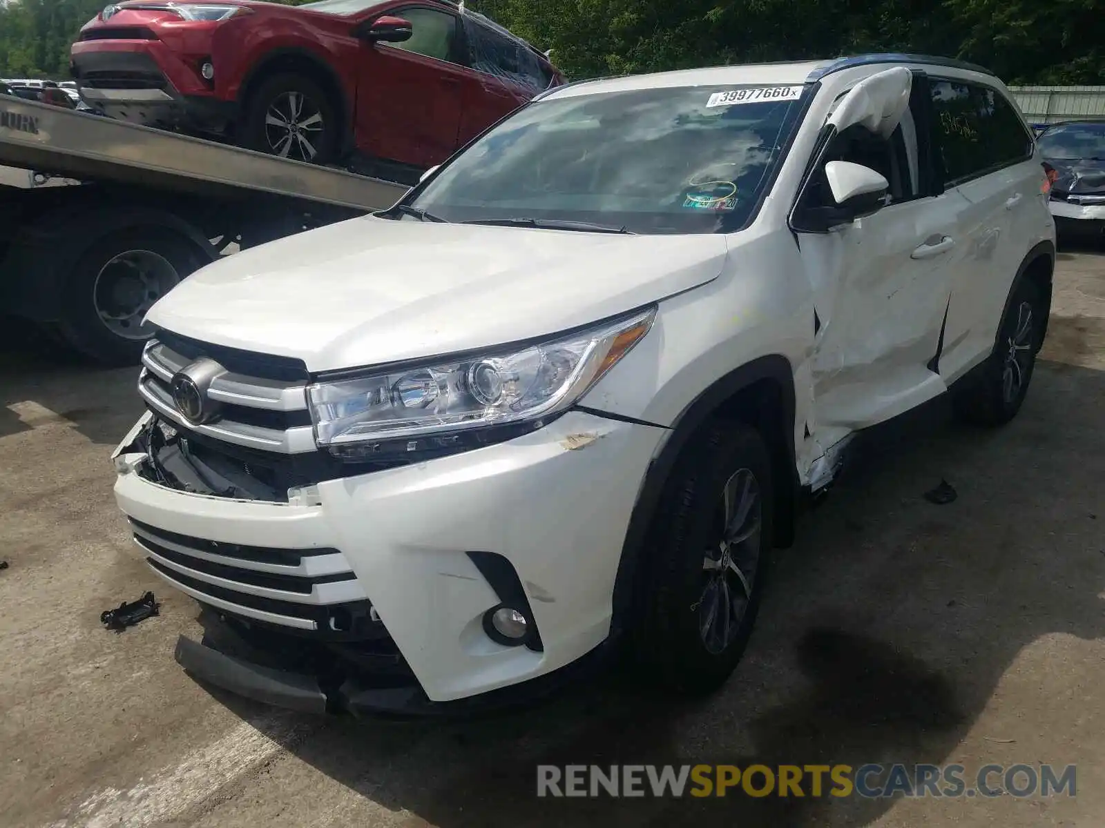 2 Photograph of a damaged car 5TDJZRFH1KS608136 TOYOTA HIGHLANDER 2019