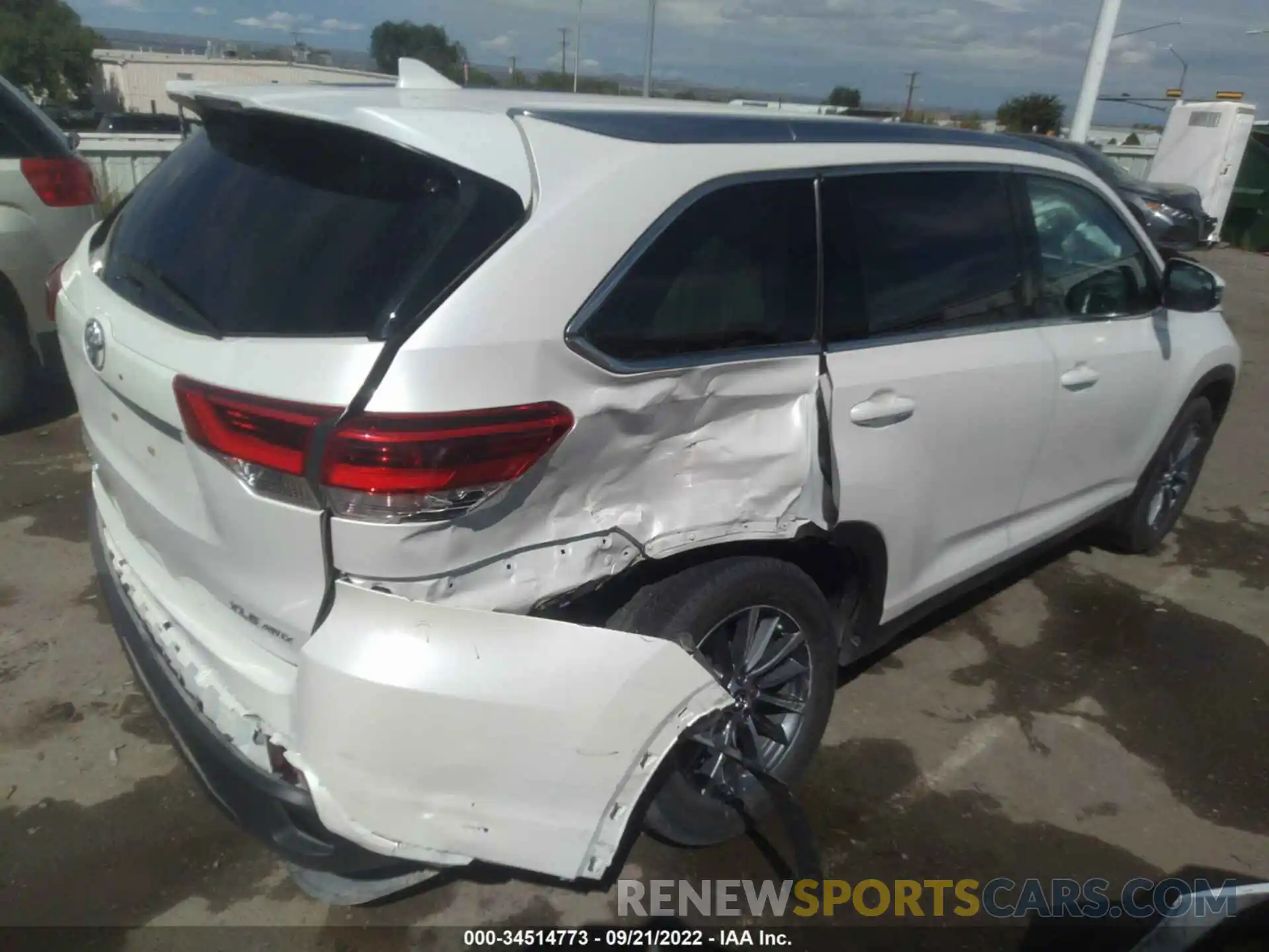 4 Photograph of a damaged car 5TDJZRFH1KS611599 TOYOTA HIGHLANDER 2019