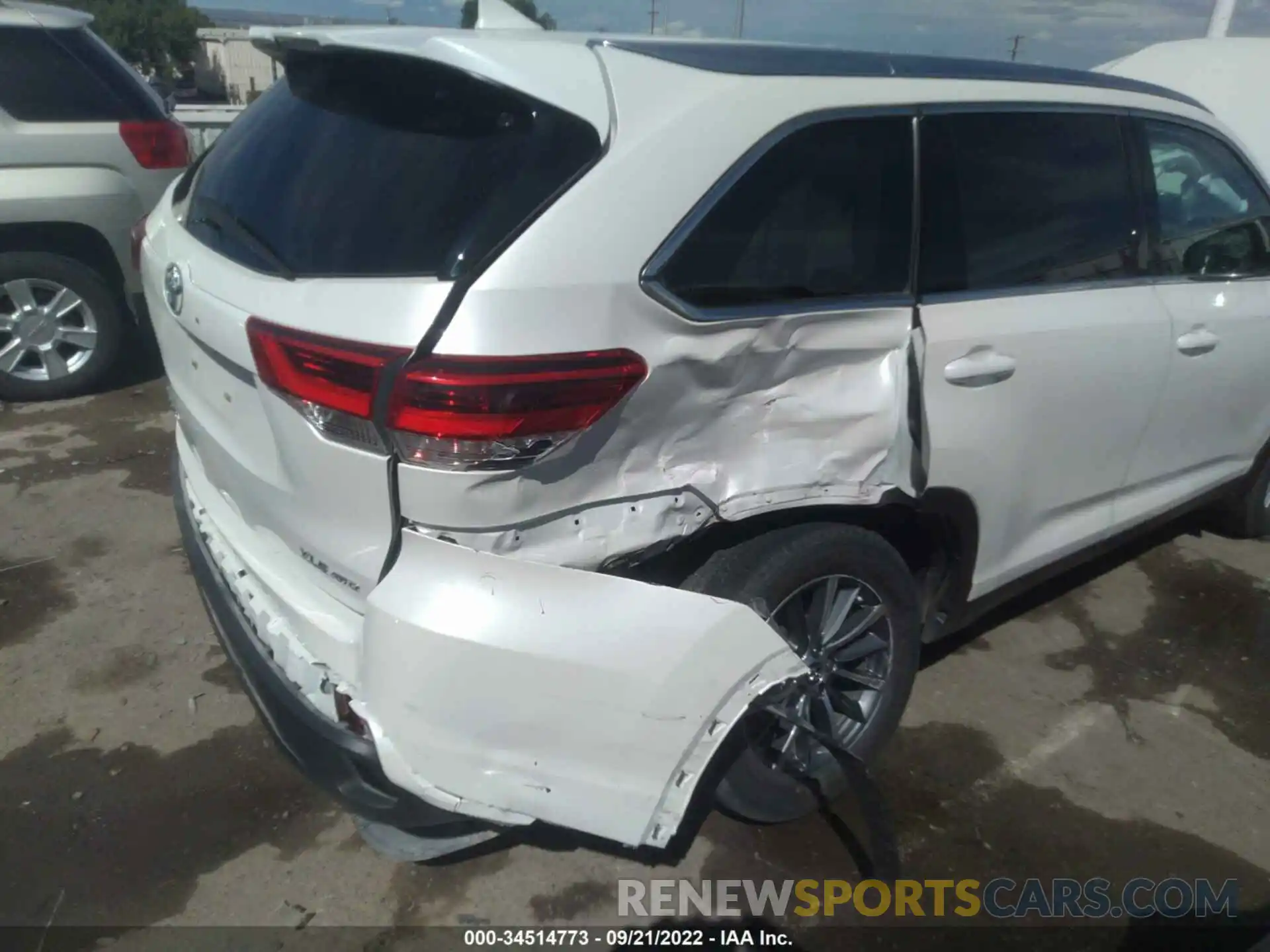 6 Photograph of a damaged car 5TDJZRFH1KS611599 TOYOTA HIGHLANDER 2019