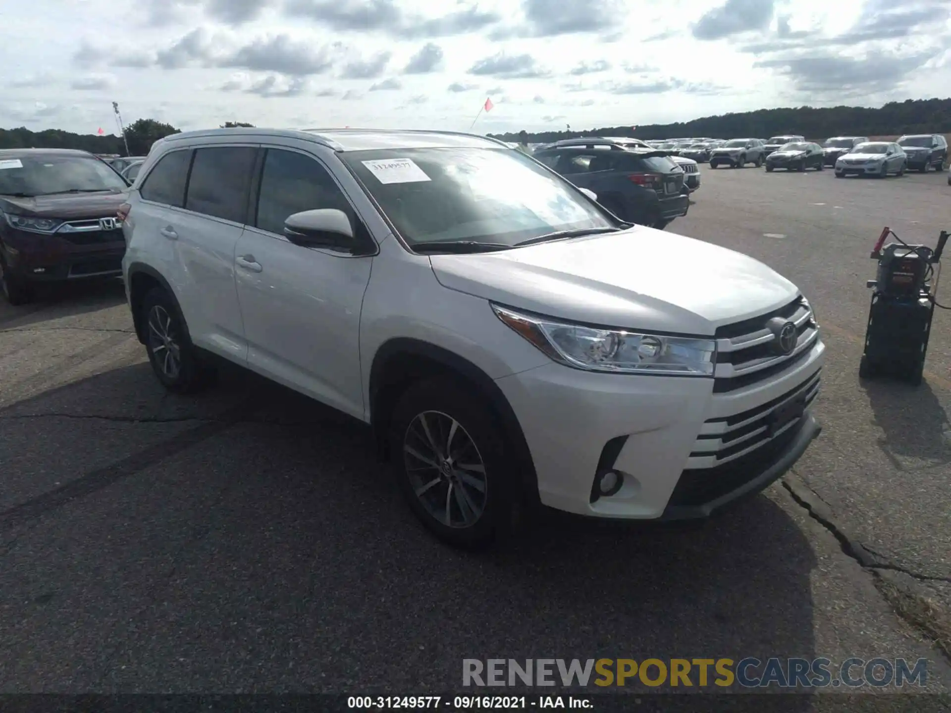 1 Photograph of a damaged car 5TDJZRFH1KS612073 TOYOTA HIGHLANDER 2019