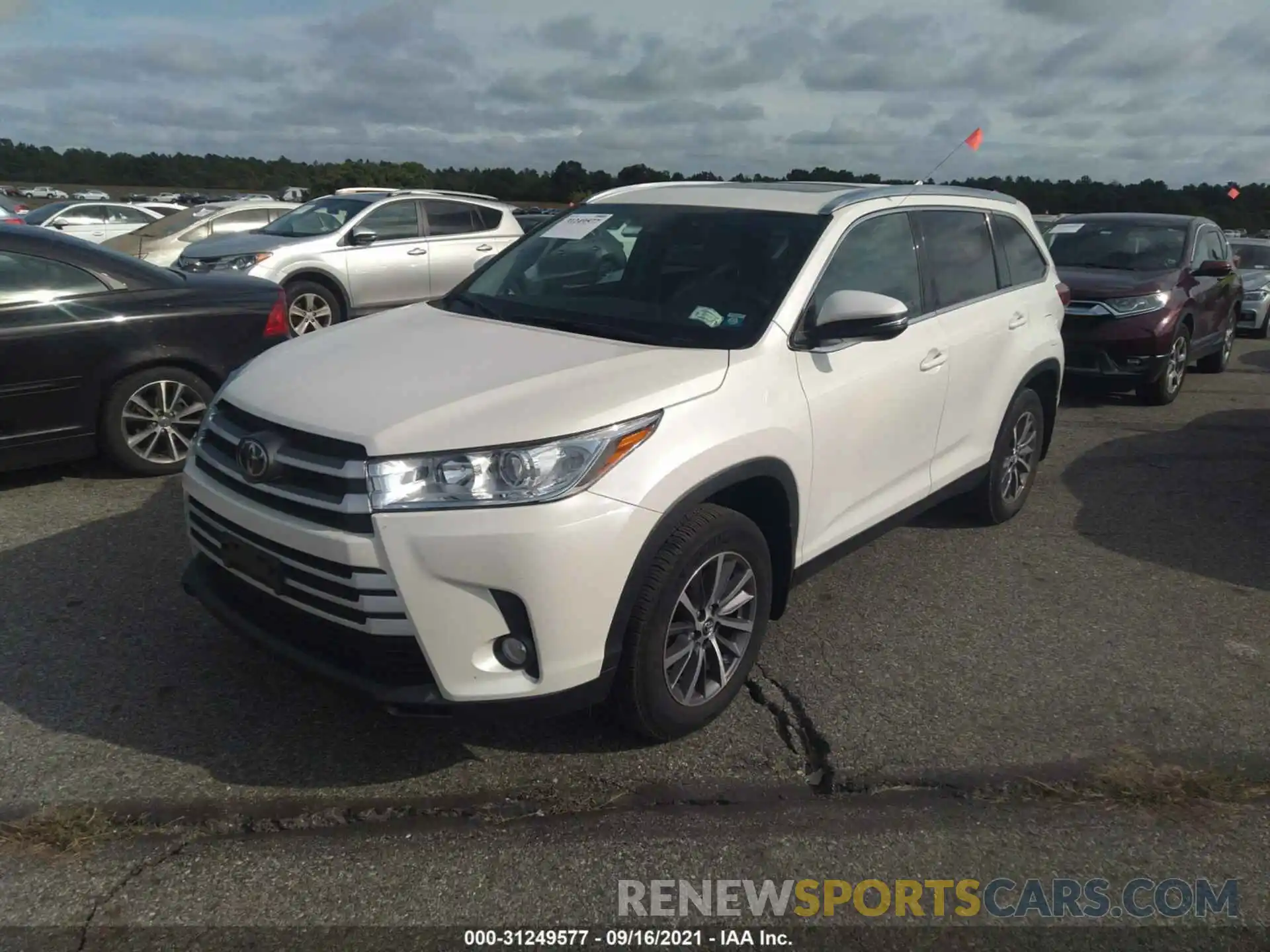 2 Photograph of a damaged car 5TDJZRFH1KS612073 TOYOTA HIGHLANDER 2019