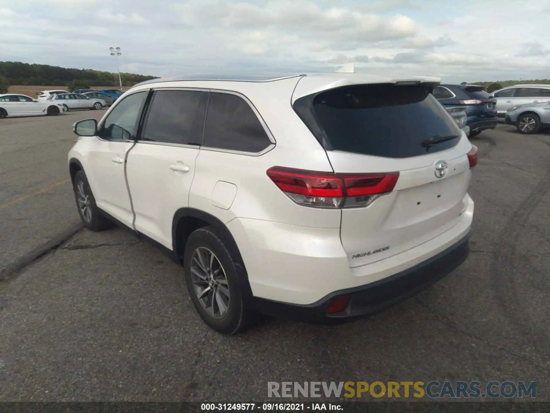 3 Photograph of a damaged car 5TDJZRFH1KS612073 TOYOTA HIGHLANDER 2019