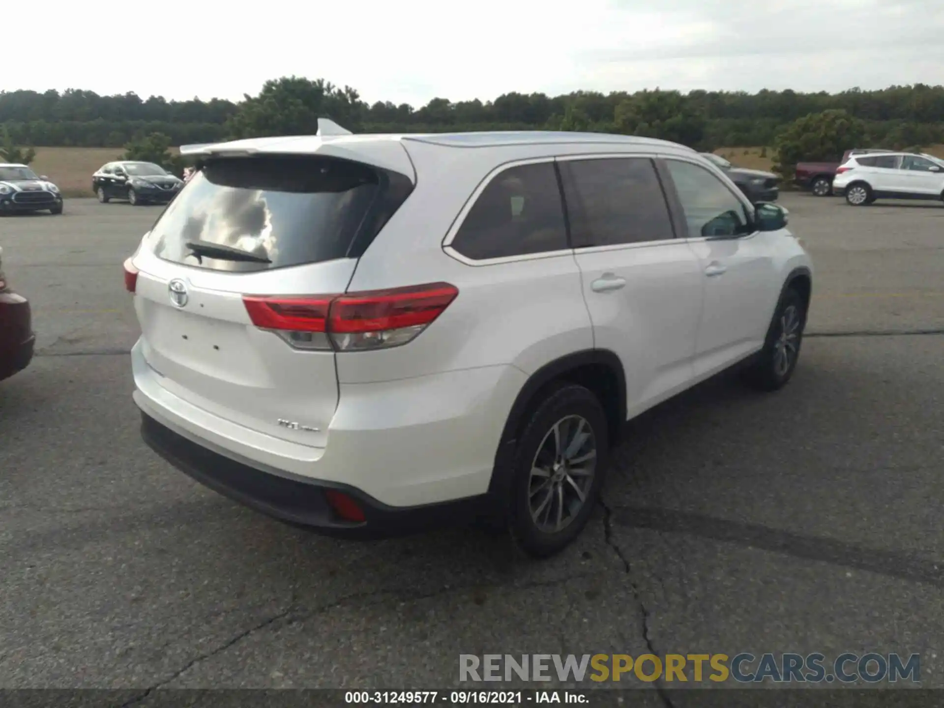 4 Photograph of a damaged car 5TDJZRFH1KS612073 TOYOTA HIGHLANDER 2019