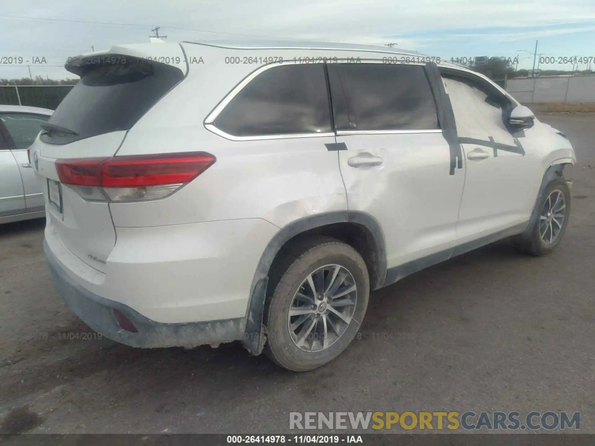 4 Photograph of a damaged car 5TDJZRFH1KS613059 TOYOTA HIGHLANDER 2019