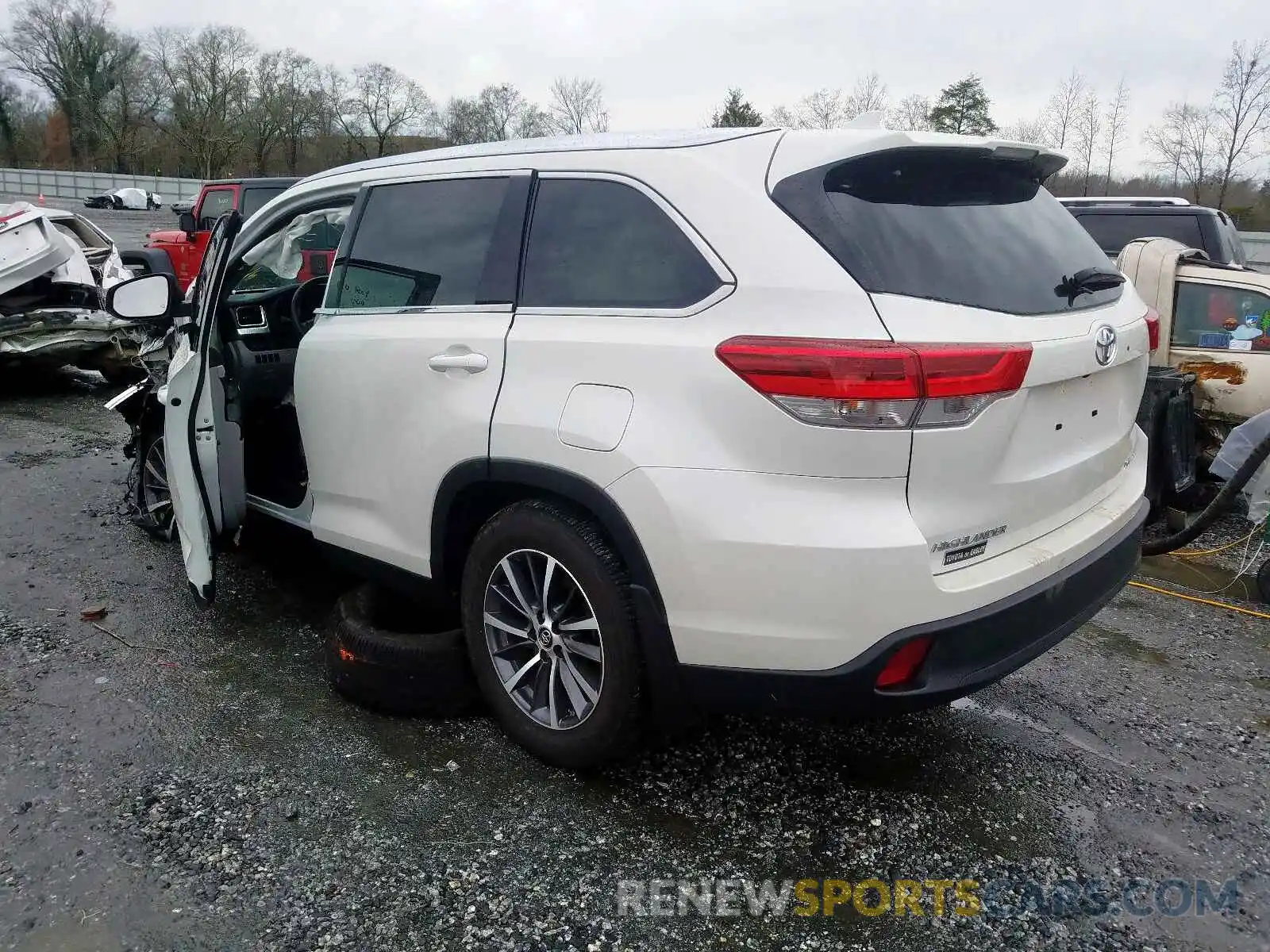 3 Photograph of a damaged car 5TDJZRFH1KS618097 TOYOTA HIGHLANDER 2019