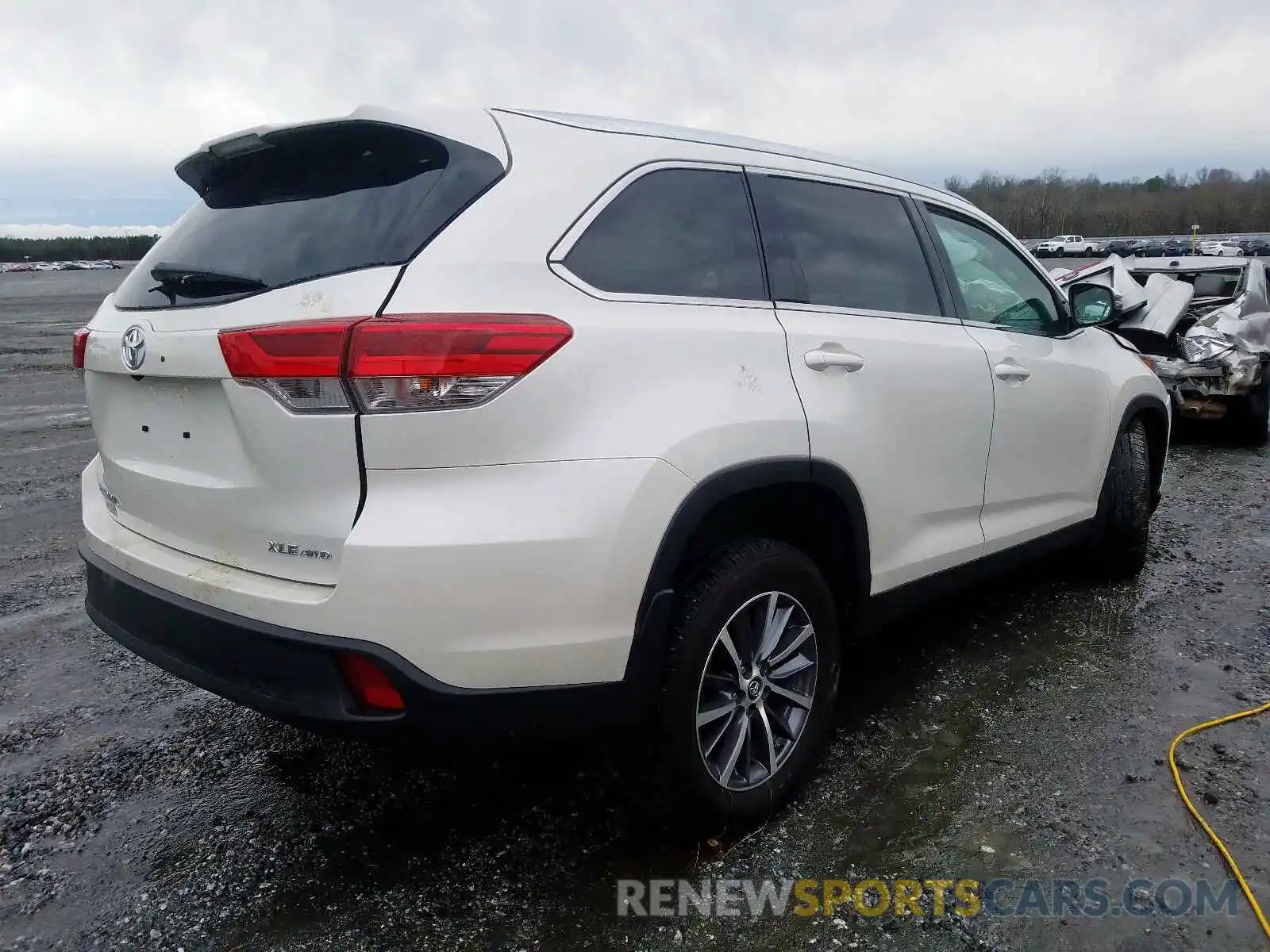 4 Photograph of a damaged car 5TDJZRFH1KS618097 TOYOTA HIGHLANDER 2019