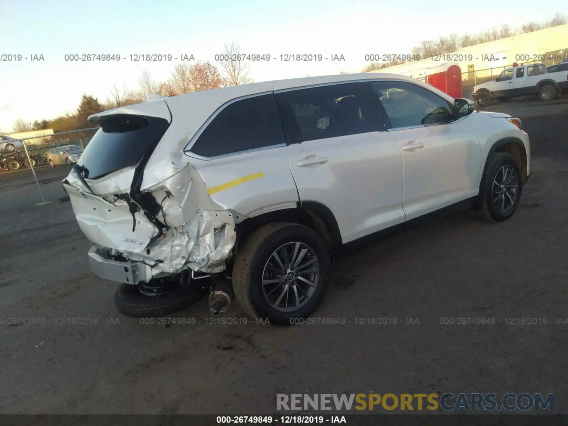 4 Photograph of a damaged car 5TDJZRFH1KS619492 TOYOTA HIGHLANDER 2019