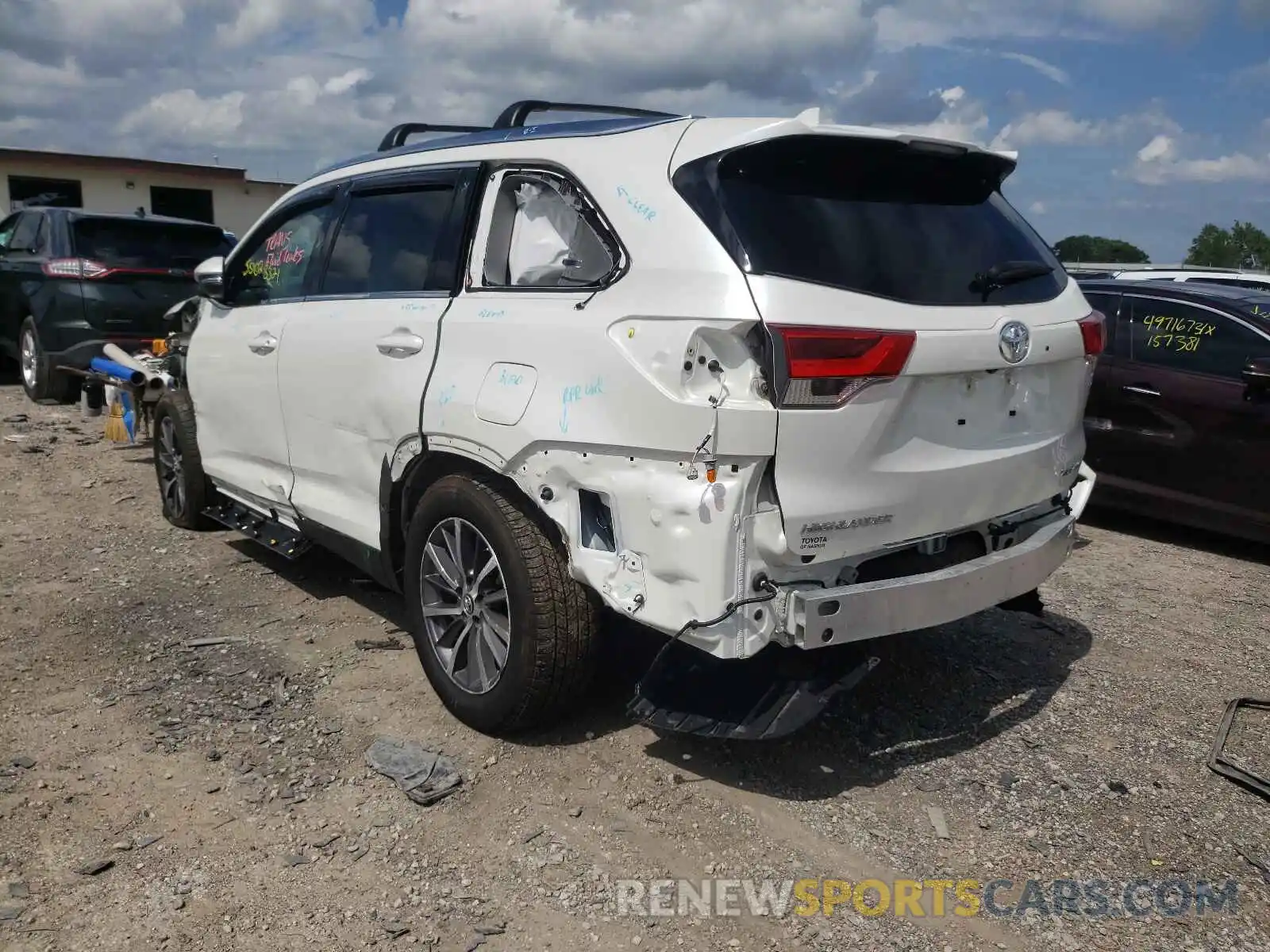 3 Photograph of a damaged car 5TDJZRFH1KS620349 TOYOTA HIGHLANDER 2019