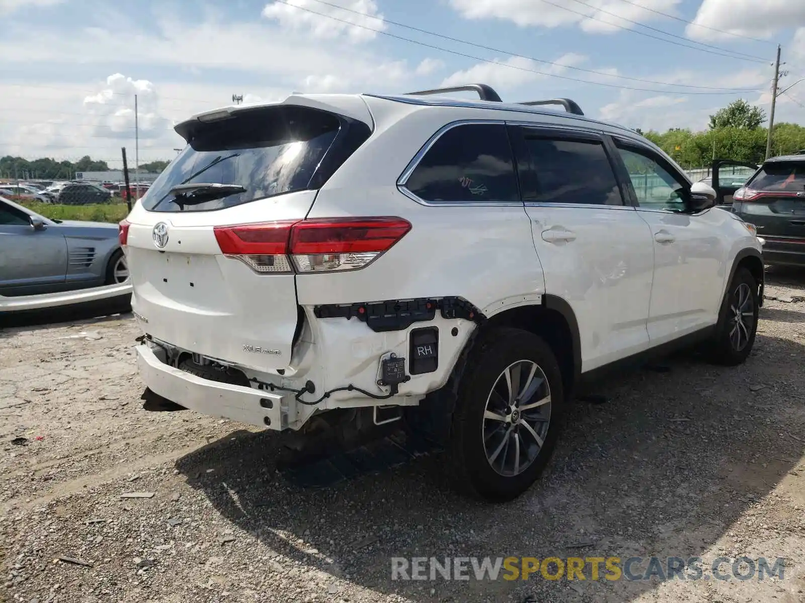 4 Photograph of a damaged car 5TDJZRFH1KS620349 TOYOTA HIGHLANDER 2019