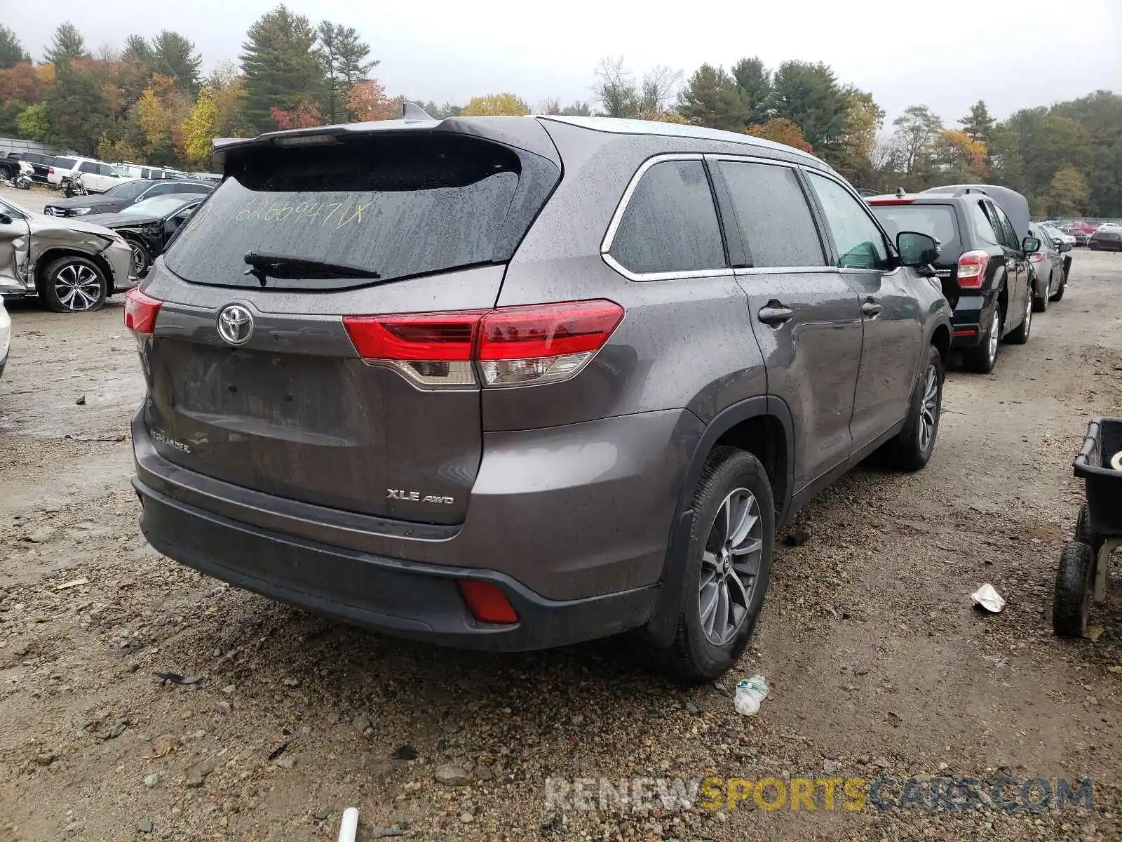 4 Photograph of a damaged car 5TDJZRFH1KS624160 TOYOTA HIGHLANDER 2019