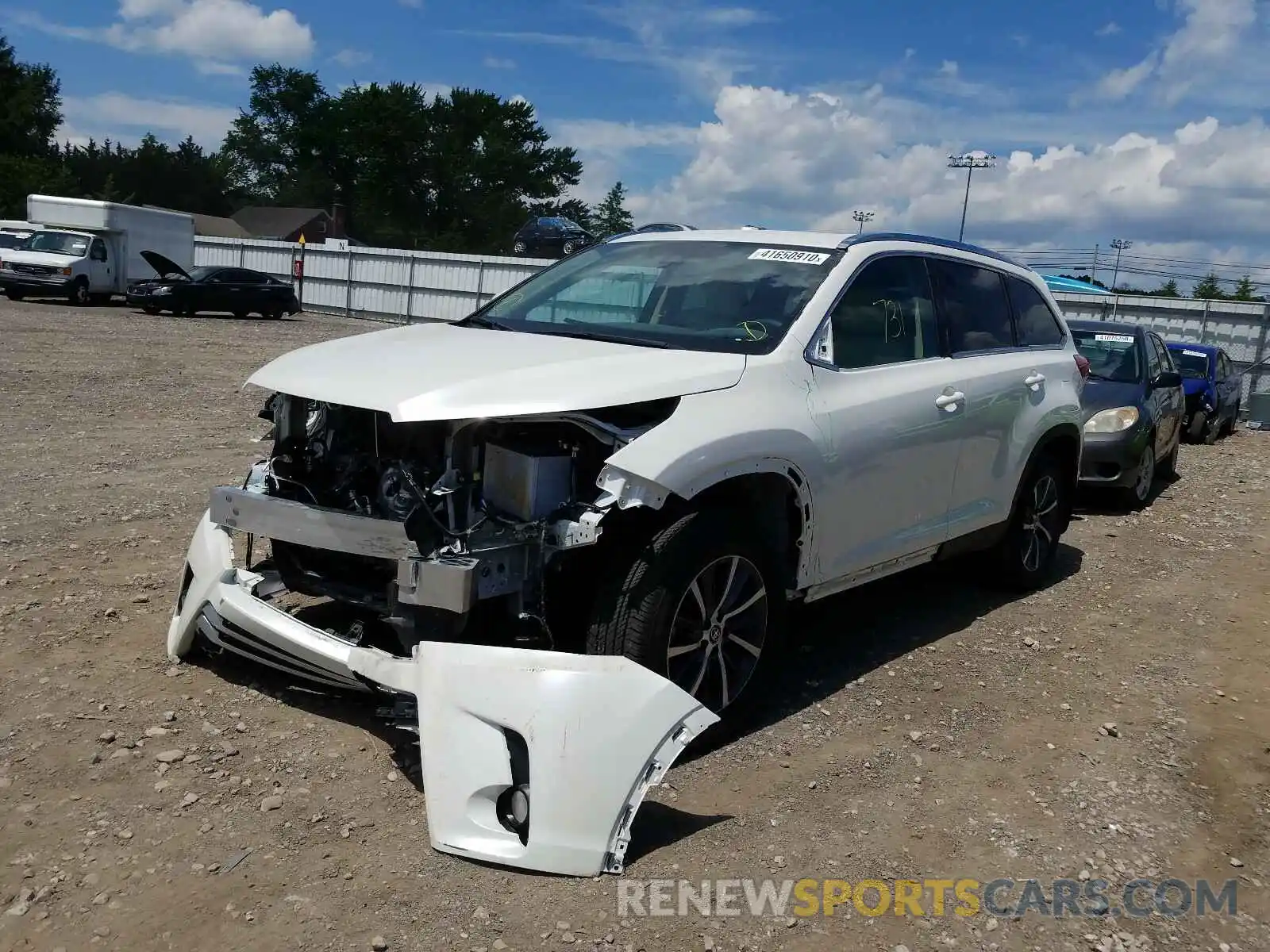 2 Photograph of a damaged car 5TDJZRFH1KS624739 TOYOTA HIGHLANDER 2019