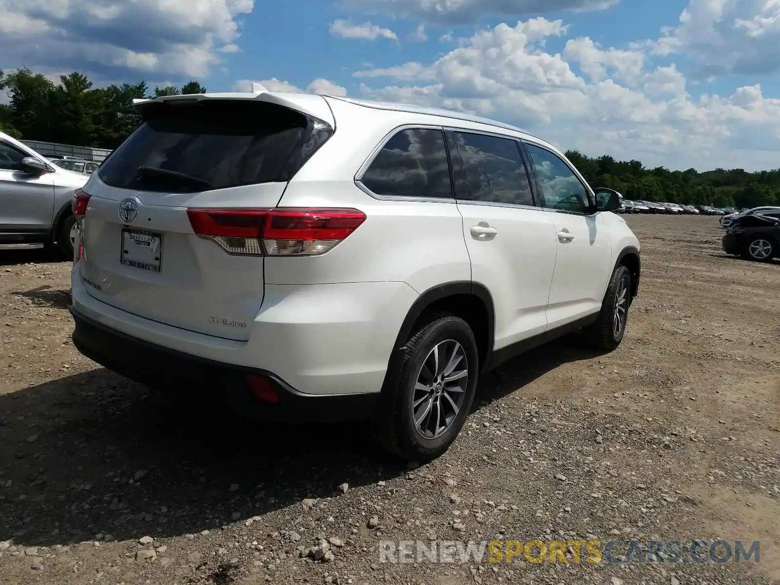 4 Photograph of a damaged car 5TDJZRFH1KS624739 TOYOTA HIGHLANDER 2019