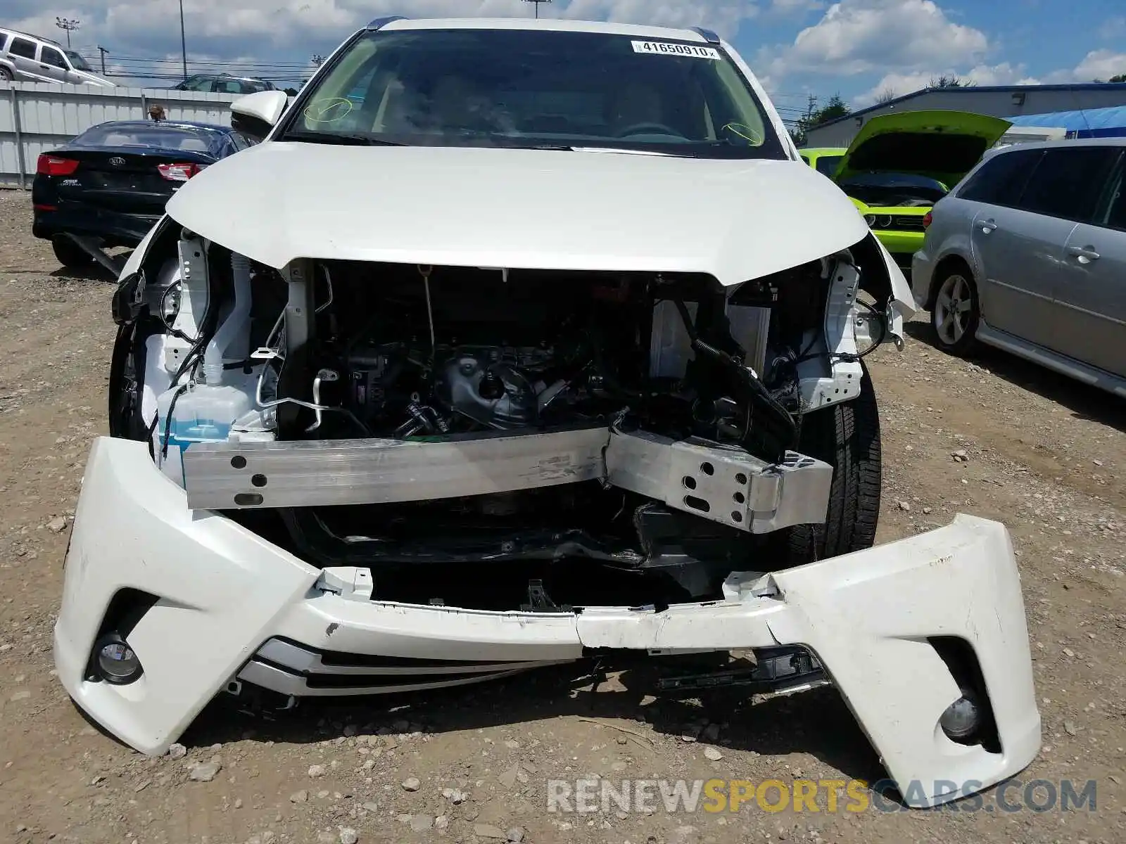 9 Photograph of a damaged car 5TDJZRFH1KS624739 TOYOTA HIGHLANDER 2019