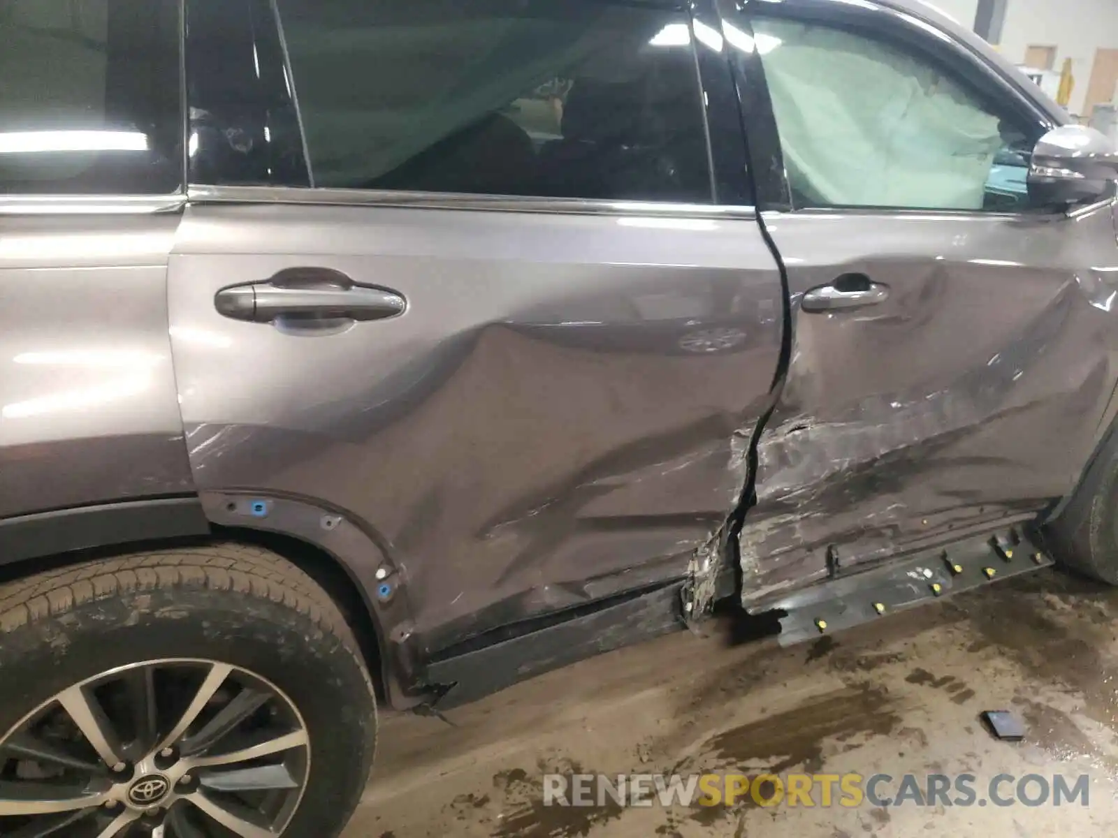 9 Photograph of a damaged car 5TDJZRFH1KS626507 TOYOTA HIGHLANDER 2019