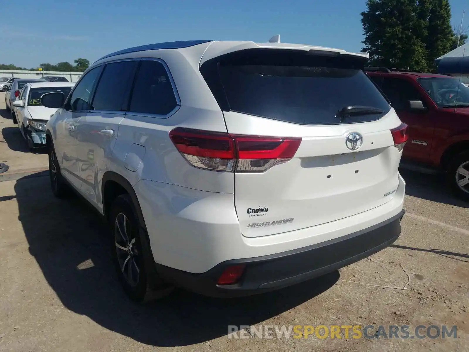 3 Photograph of a damaged car 5TDJZRFH1KS627608 TOYOTA HIGHLANDER 2019