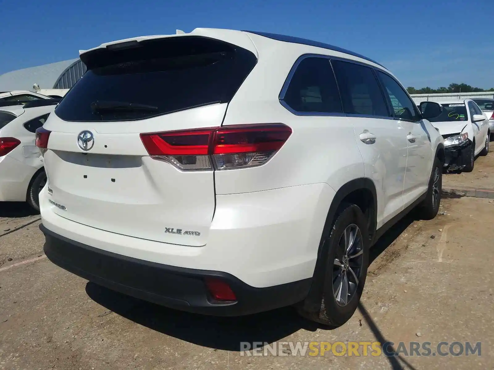 4 Photograph of a damaged car 5TDJZRFH1KS627608 TOYOTA HIGHLANDER 2019