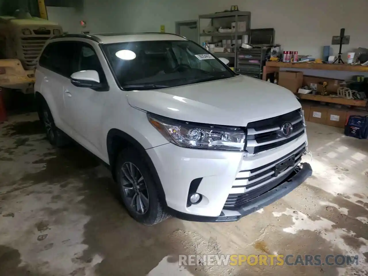 1 Photograph of a damaged car 5TDJZRFH1KS629052 TOYOTA HIGHLANDER 2019