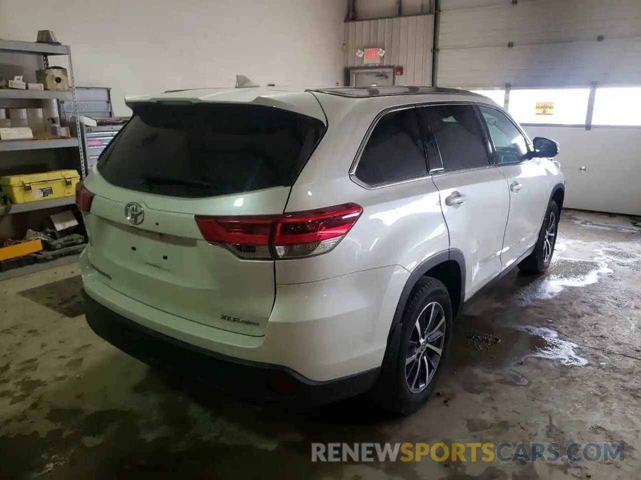 4 Photograph of a damaged car 5TDJZRFH1KS629052 TOYOTA HIGHLANDER 2019