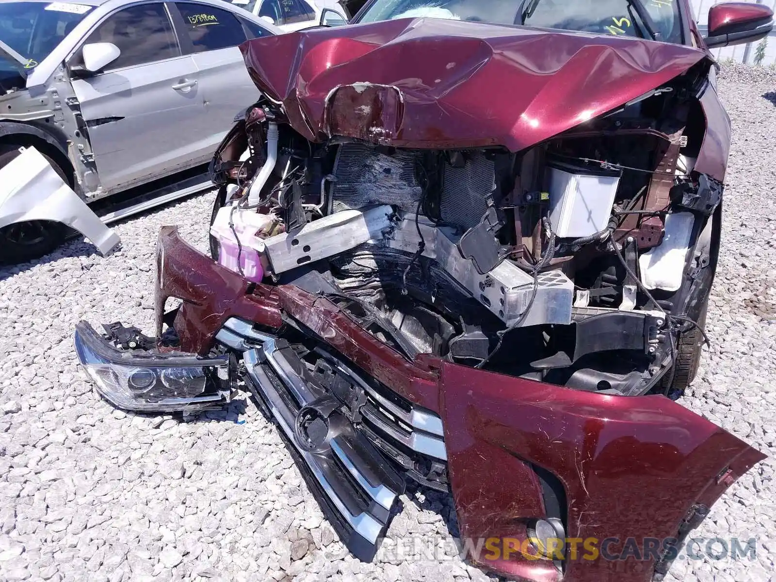 9 Photograph of a damaged car 5TDJZRFH1KS709449 TOYOTA HIGHLANDER 2019